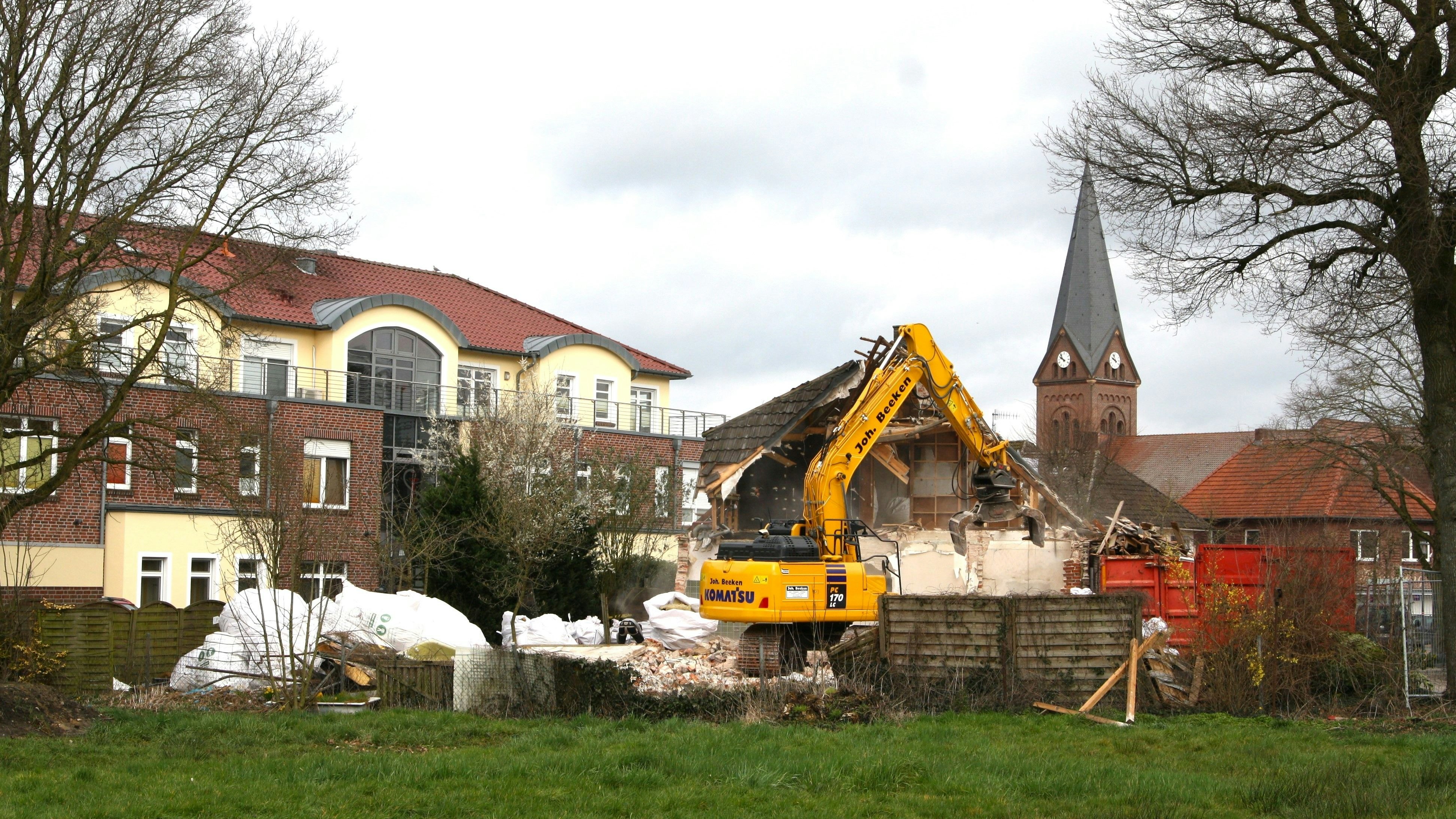 Quartiersplanung rund um den Kirchturm in Bösel: Mit dem Abbruch des Rolfs-Gebäudes ist der Weg frei zur Erweiterung des Ärztehauses (links). Foto: Pille