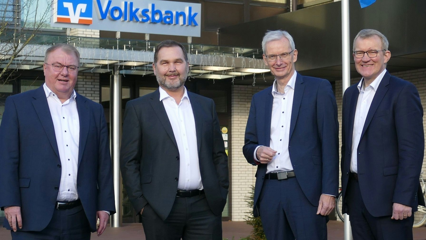 Bank-Vorstand Johannes Wilke (2. von rechts) verlässt das Geldhaus nach 45 Jahren. Andreas Frye (von links), Stefan Awick und Nikolaus Hüls führen die Bank als dreiköpfiger Vorstand weiter. Foto: Stix