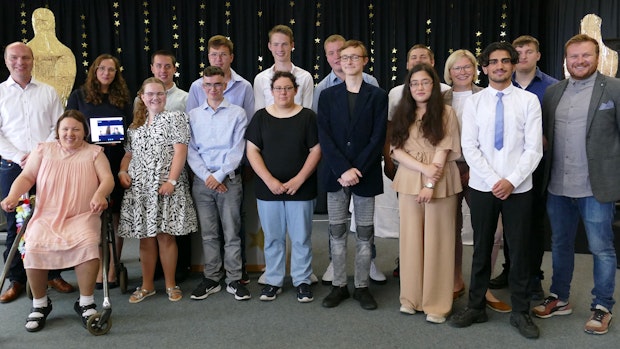 Stolz und Dankbarkeit: Friesoyther Elisabethschule verabschiedet 15 Absolventen