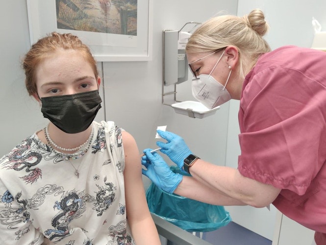 Tapfer: Leoni Schillmöller (links) erhält von Krankenschwester Kathrin Tölke die Impfung gespritzt. Foto: Röttgers