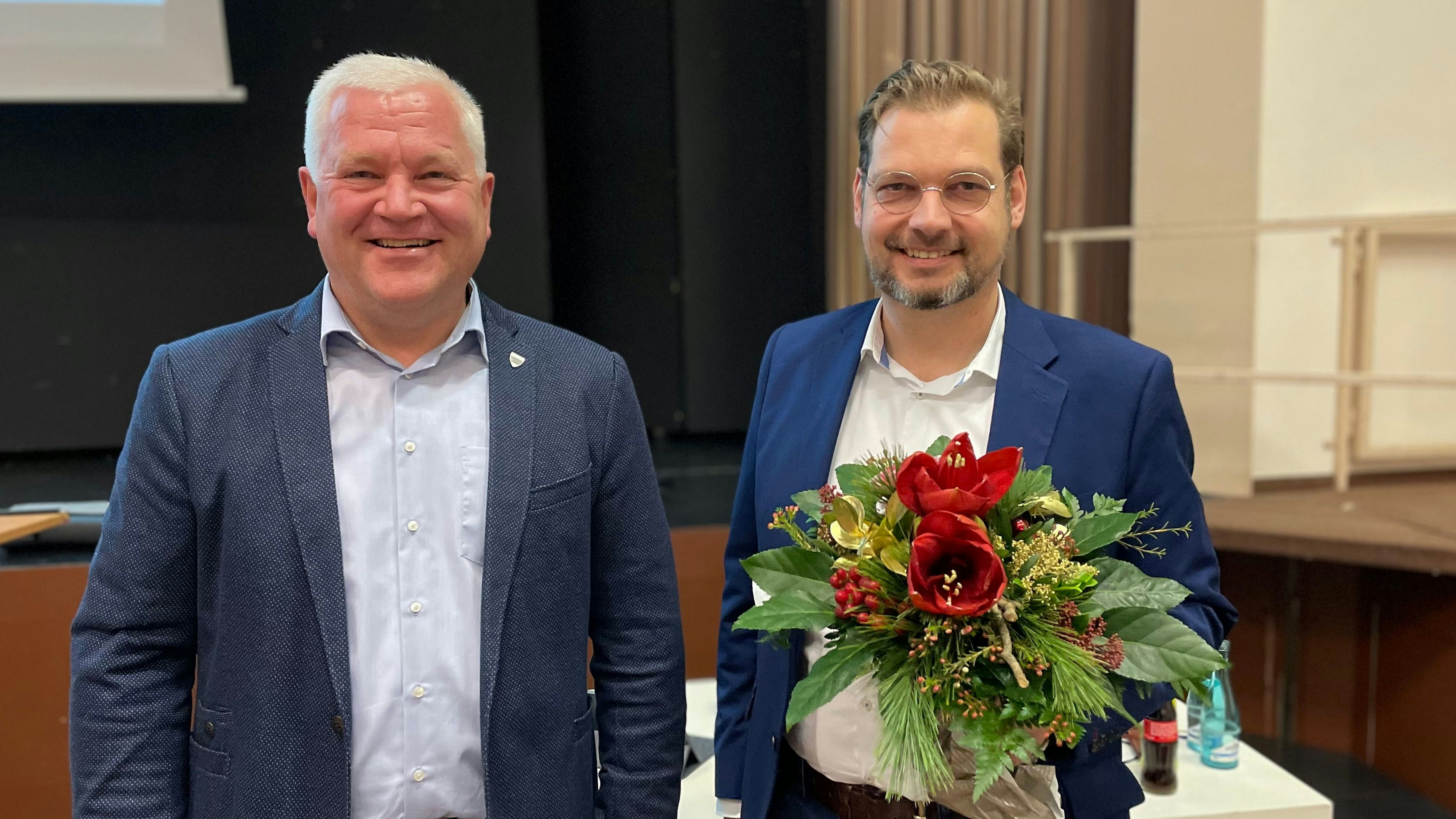 Blumen zur Wiederwahl (von rechts): Thomas Willen bleibt Erster Stadtrat in Löningen. Erster Gratulant war Bürgermeister Burkhard Sibbel. Foto: Meyer