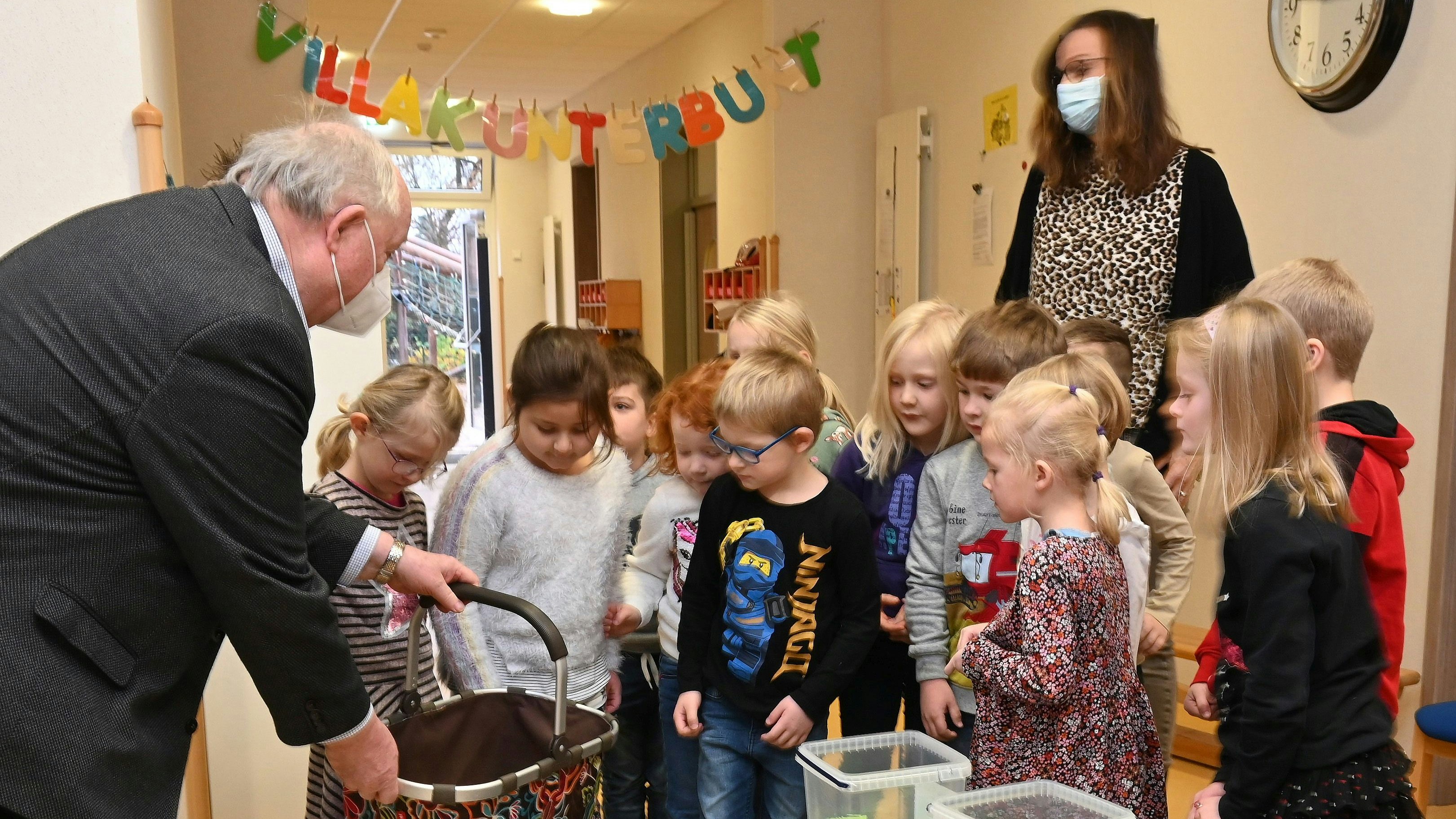 Belohnung: Süßes hatte Hubert Looschen für die Kindergartenkinder in Nikolausdorf dabei. Die Mädchen und Jungen hatten die Aufgabe übernommen, die Glückszahlen zu ziehen. Foto: Vorwerk