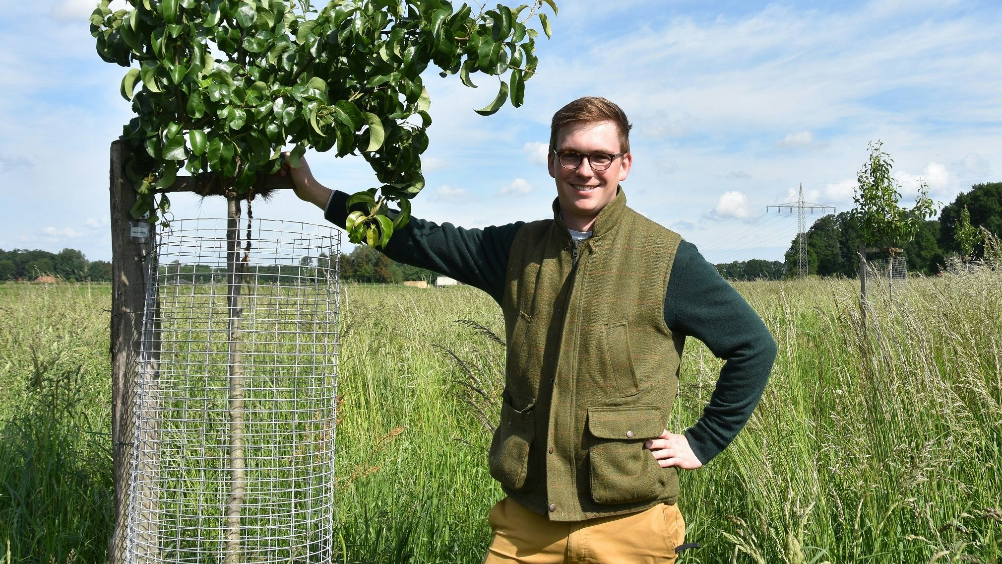 Stolz auf seine Birnbäume: Joost Böckmann (27) aus Deindrup. „Das Interesse an der Agroforstwirtschaft in der Region steigt“, sagt er. Foto: Tzimurtas