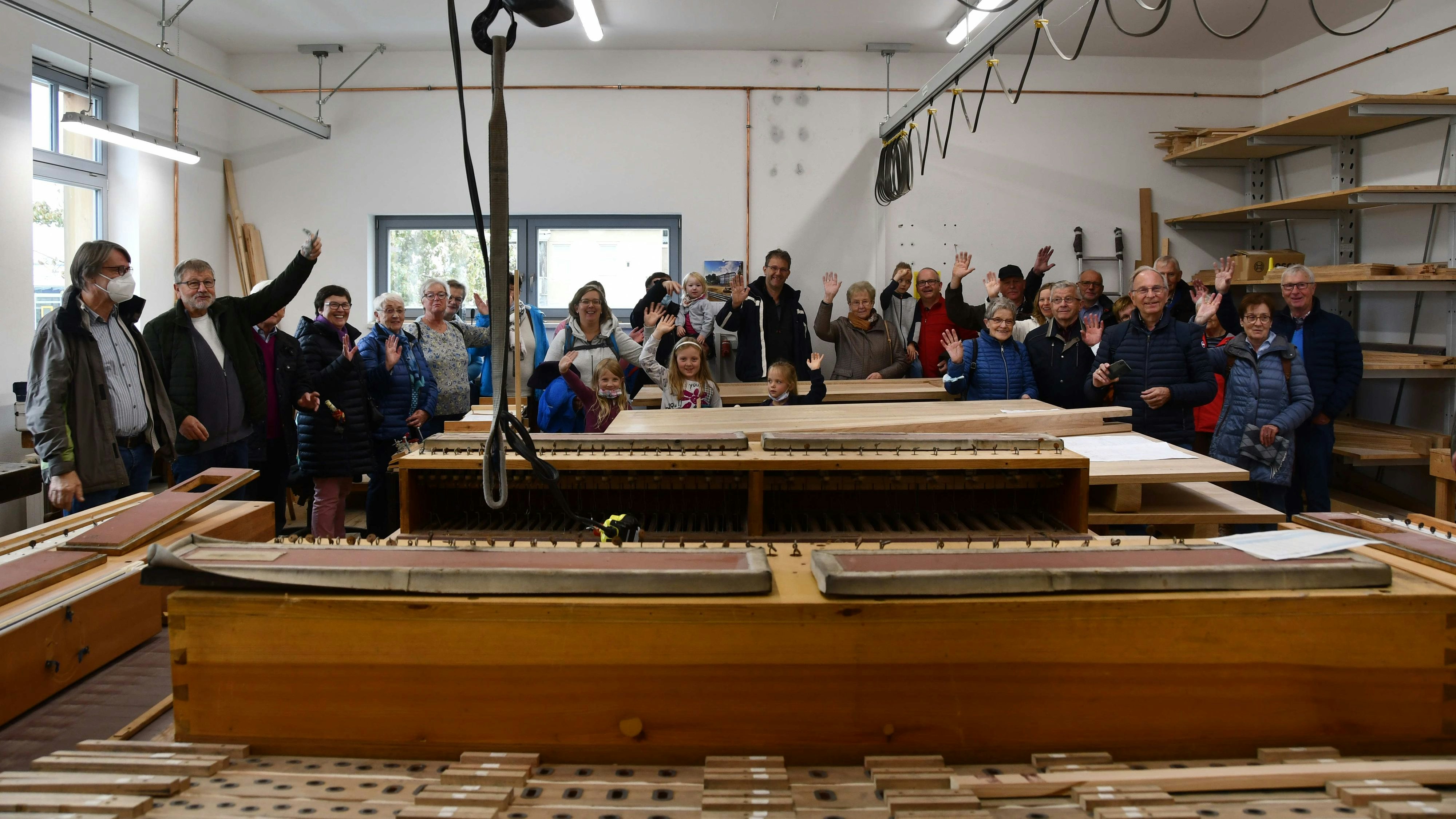 Blick hinter die Kulissen: In der Werkstatt der Firma Eule erfuhren die Vördener, wie die Restaurierung ihrer Orgel erfolgt. Foto: Staas