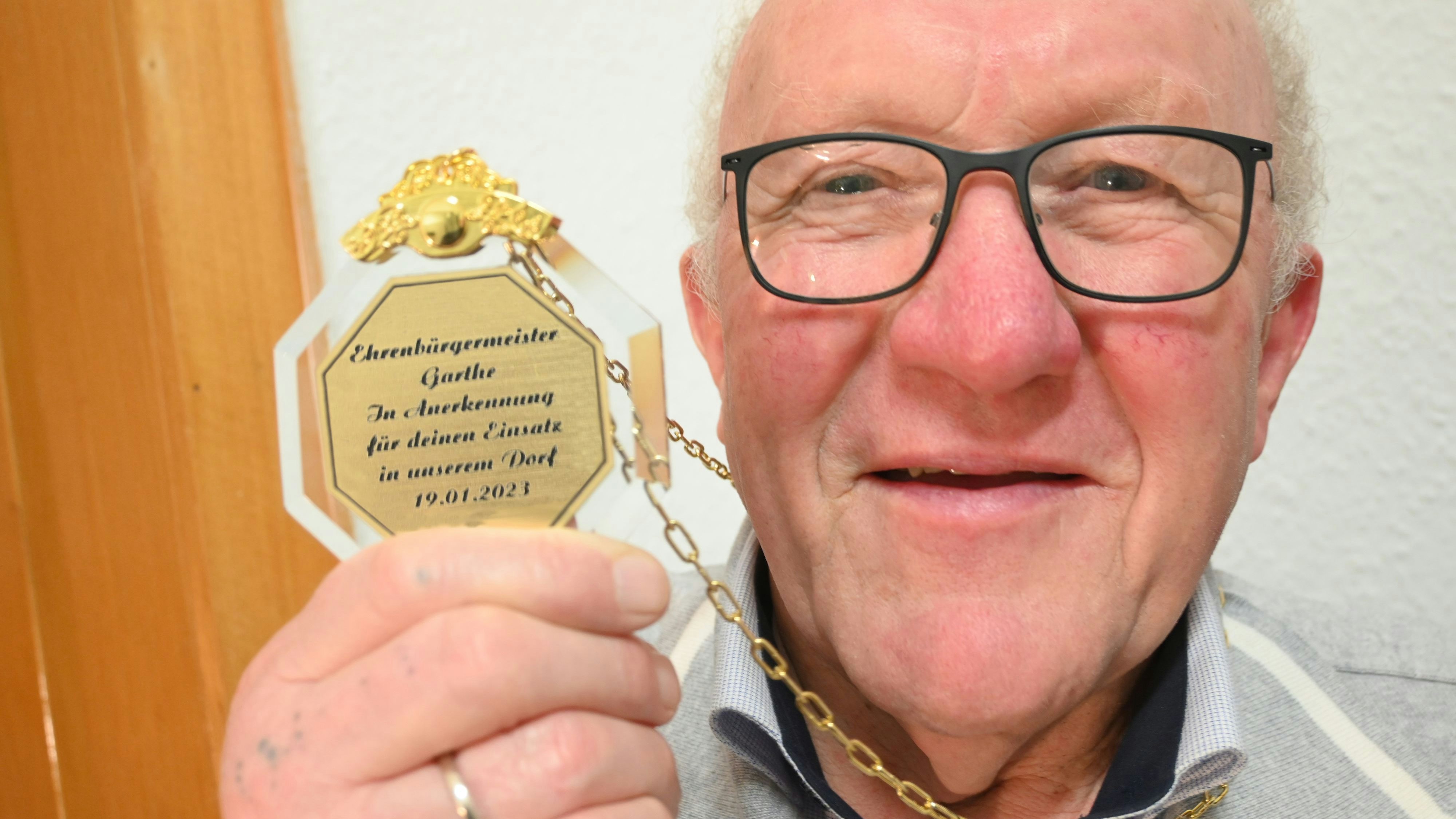 Garther "Ehrenbürgermeister": Ludwig Ahrens bekam die entsprechende Kette für sein langjähriges Engagement. Foto: Vorwerk&nbsp;