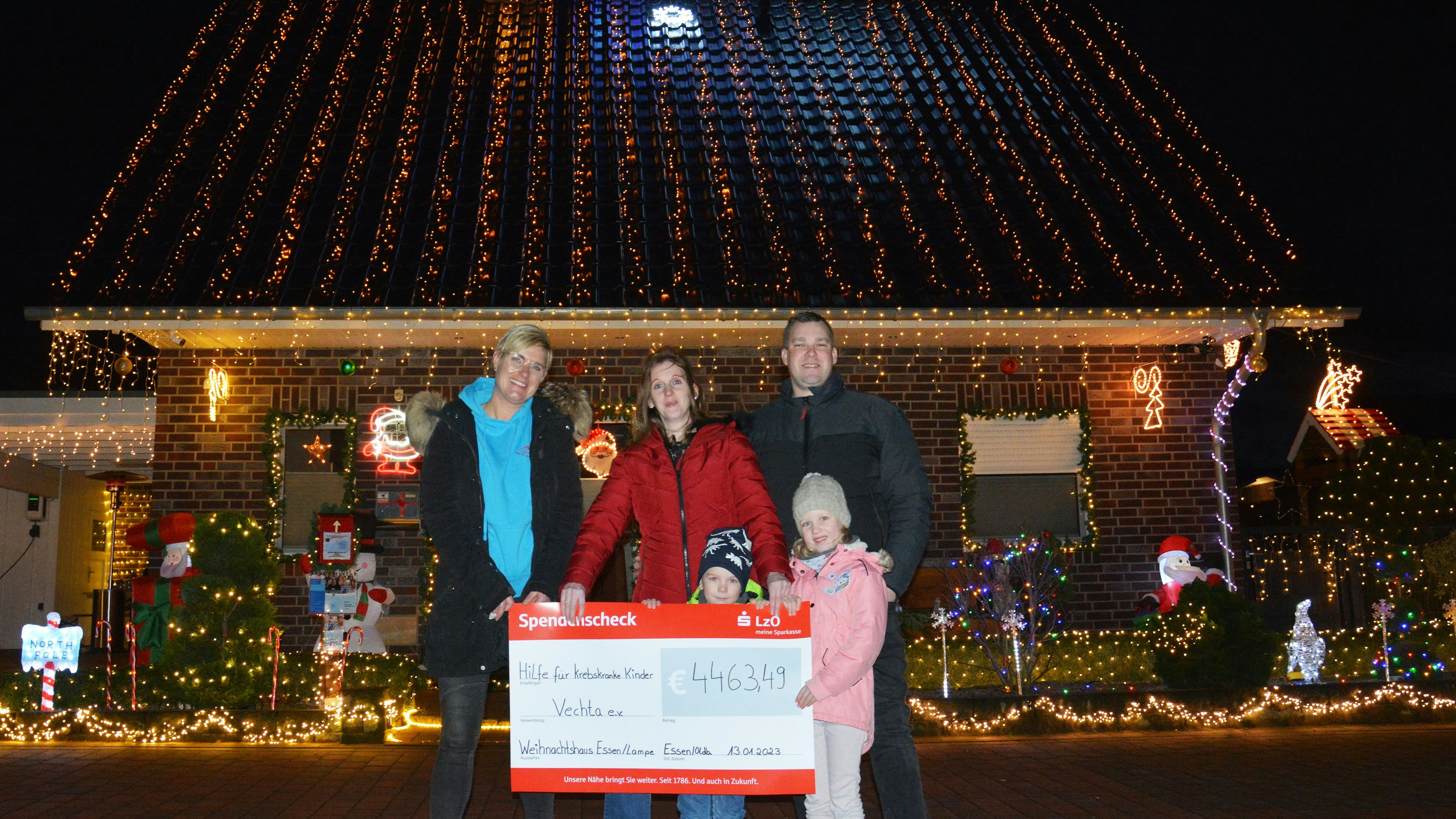 Große Freude: Susanne Tausendfreund (links) nahm den Spendenscheck&nbsp; &nbsp;von der Familie Lampe entgegen. Foto: Sperveslage