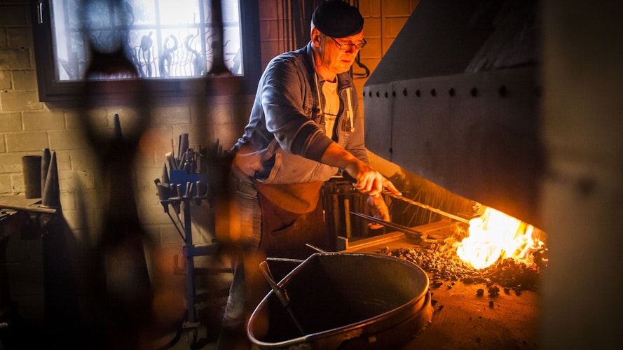 Noch viele Eisen im Feuer: Der Schmiedemeister und Diplom-Metallgestalter will sich künftig verstärkt auf Workshops und Seminare konzentrieren. Foto: Gerald Lampe