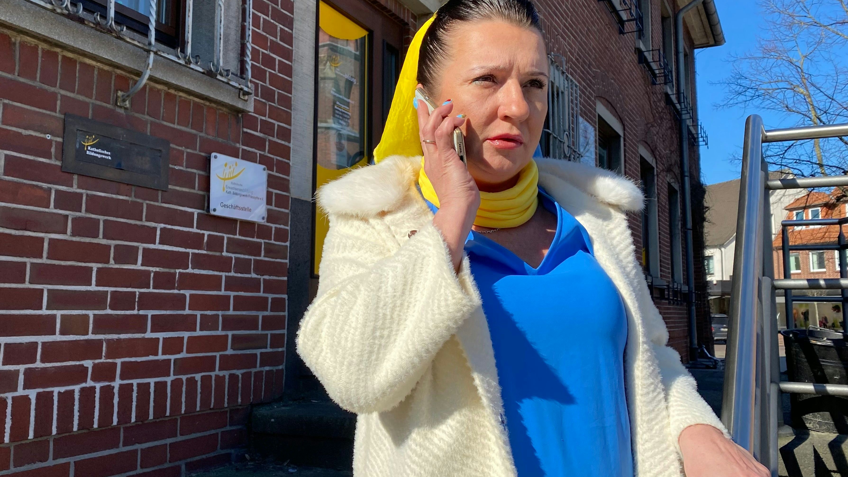 In den Farben ihres Landes: Bildungswerk-Dozentin Alla Oetjen telefoniert täglich mit ihren Eltern, die sie jetzt zu sich holen wird.&nbsp; &nbsp;Foto: Wimberg