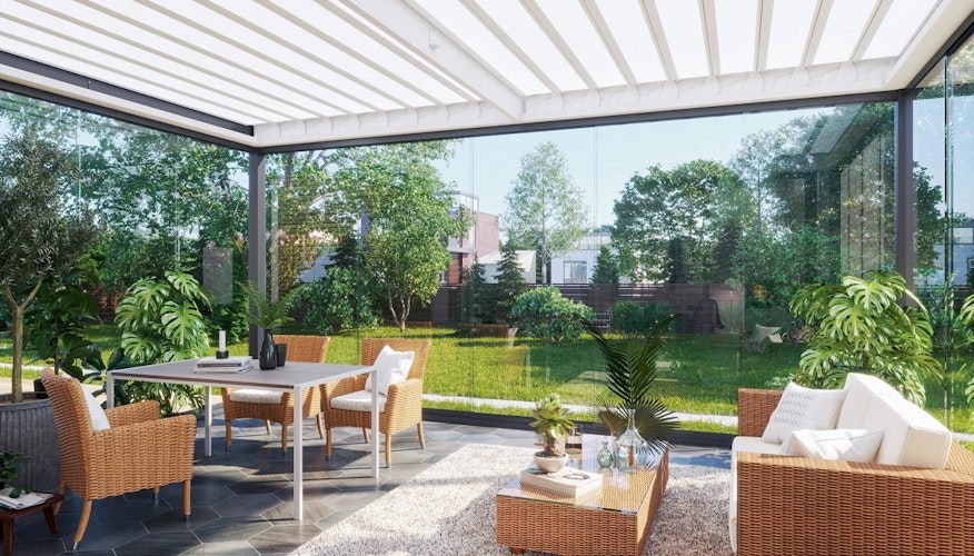 Schön eingerichtet entsteht auf einer Terrasse, die mit Lamellendächern ausgestattet ist, ein Sommergarten, wie er im Buche steht. Foto: eprfledmex.com