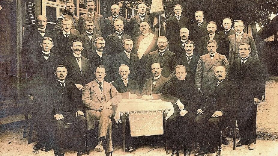 Das älteste noch vorhandene Gruppenfoto vom Männergesangverein Visbek aus dem Jahr 1912. Foto: MGV Visbek