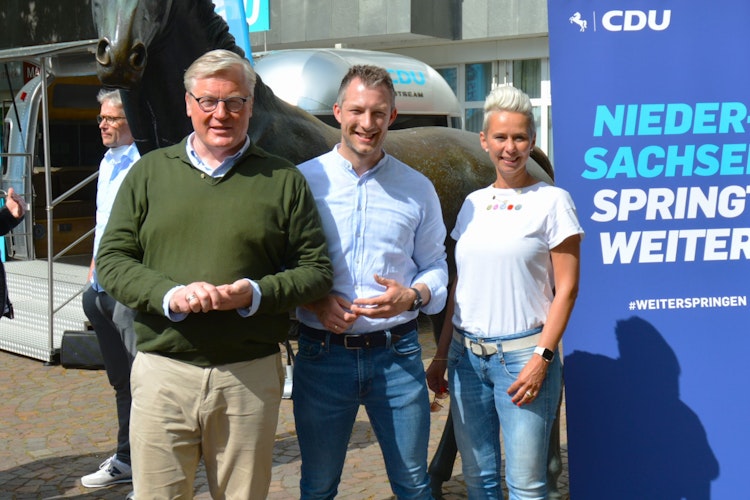 Niedersachsen springt weiter: Das ist der Slogan, für den die CDU-Abgeordneten Bernd Althusmann (links), André Hüttemeyer und Silvia Breher stehen. Foto: E. Wenzel