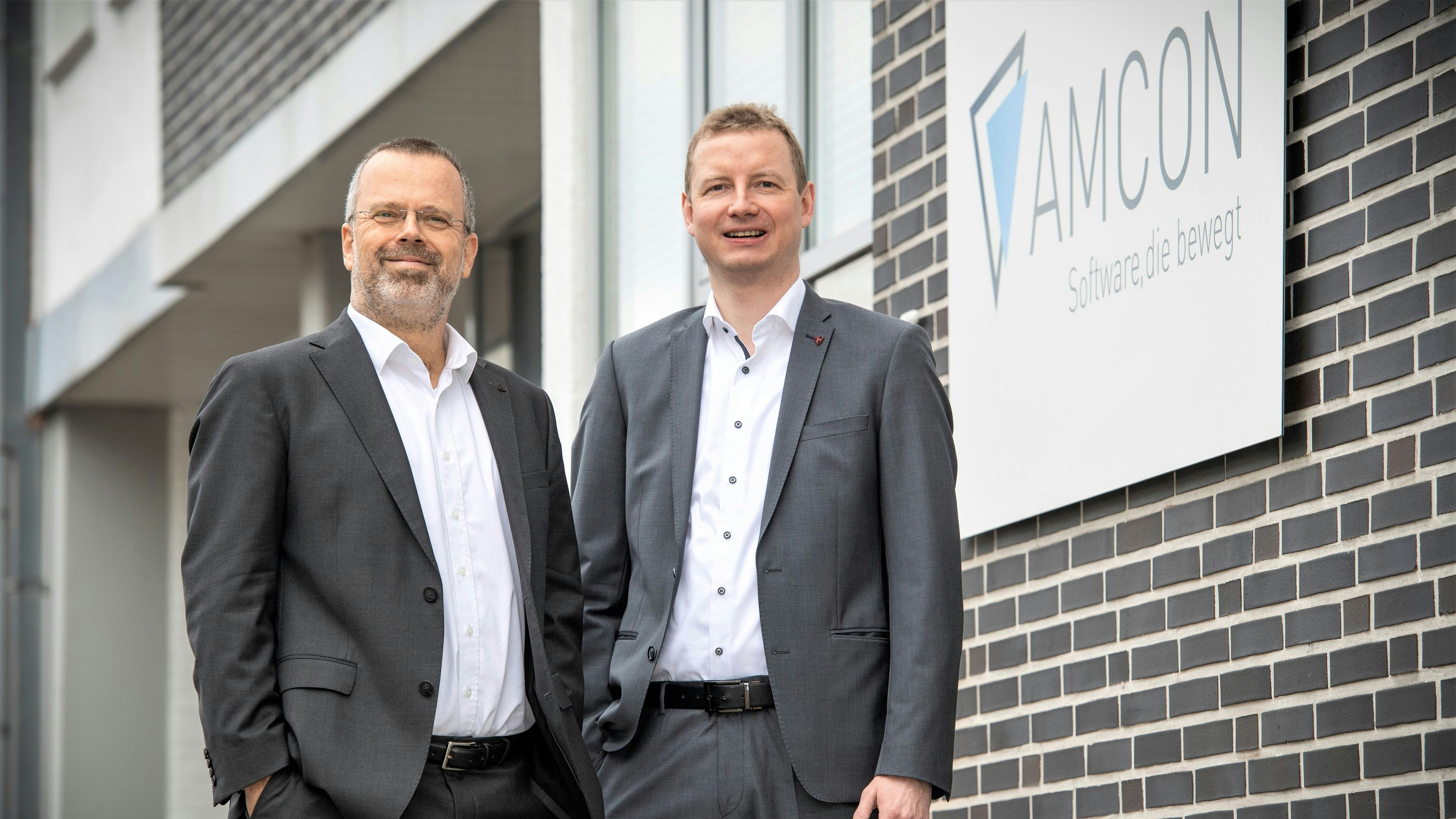 Leiten den innovativen Cloppenburger Softwareentwickler „Amcon“: Die Inhaber und Unternehmer Olaf Clausen (links) und Darius Rauert. Foto: Hölzen / Gerald Lampe