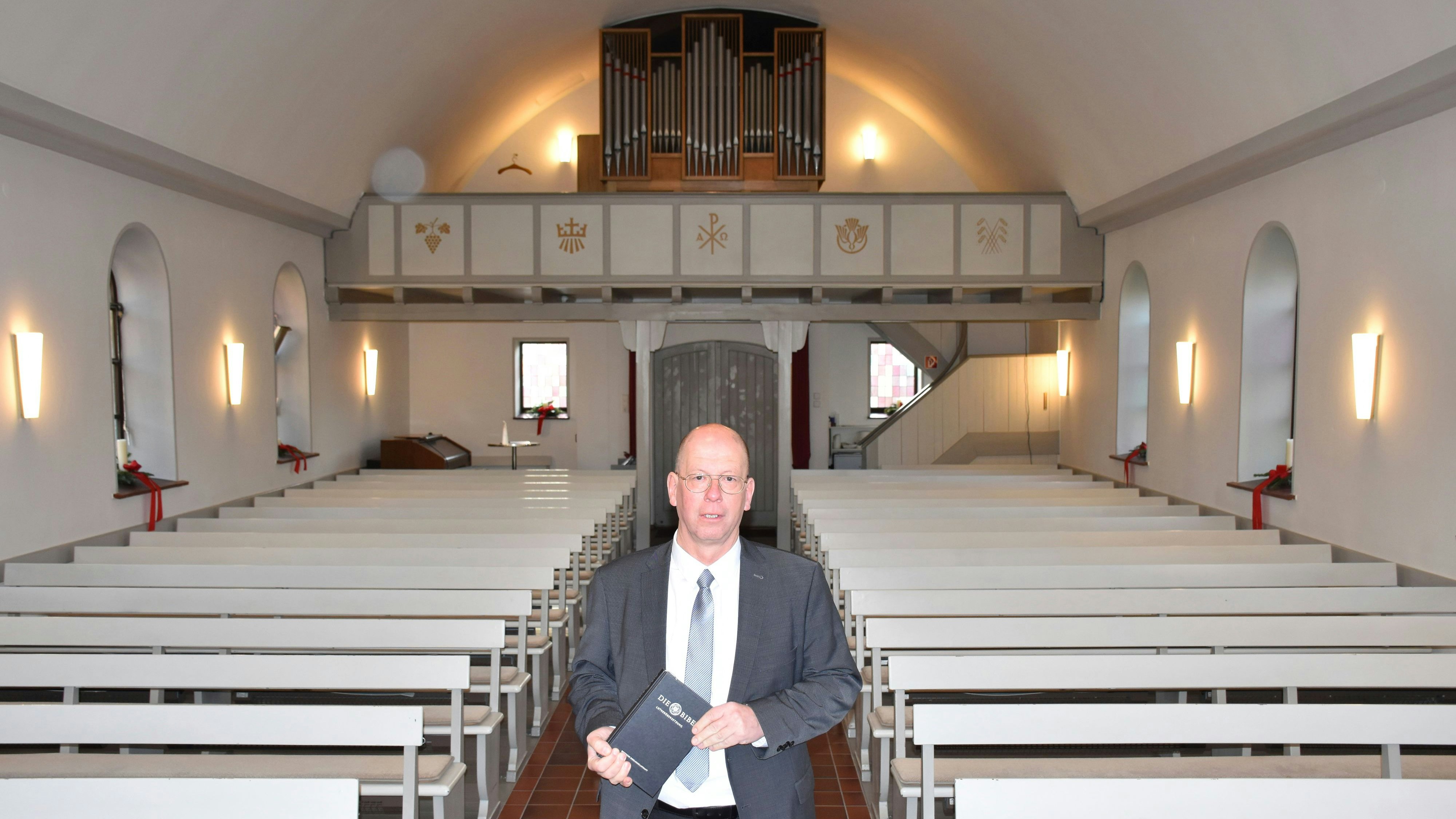 Hier fühlt er sich wohl: Fridtjof Amling in der Trinitatiskirche in Dinklage. Foto: Böckmann
