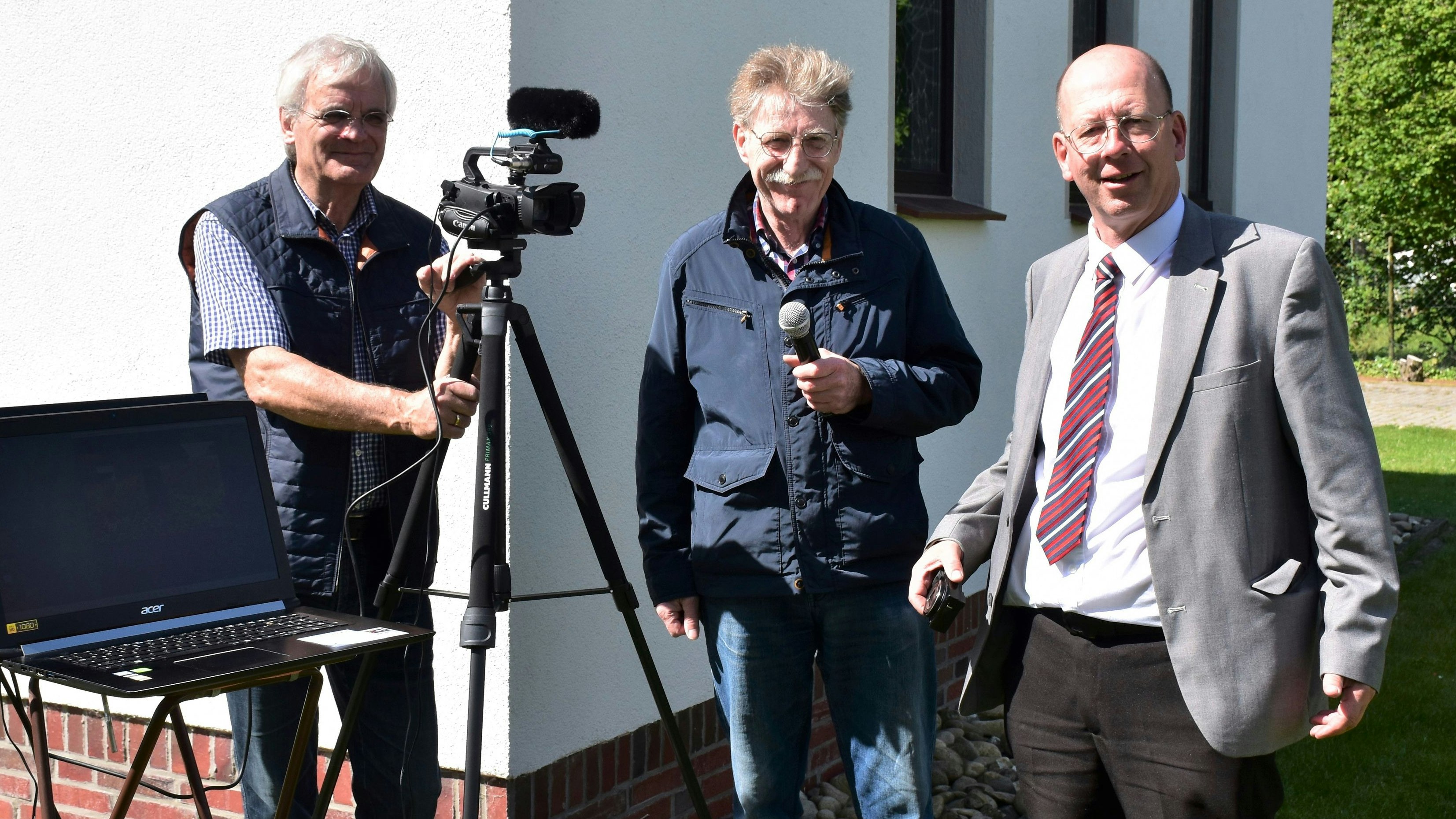 Das Video-Equipment wird aufgebaut: (von links) Wolfgang Bollmann und Lothar Stolzenbach streamen den Abschiedsgottesdienst von Pfarrer Fridtjof Amling. Der Link ist auf der Homepage der Gemeinde zu finden.&nbsp; Foto: Böckmann