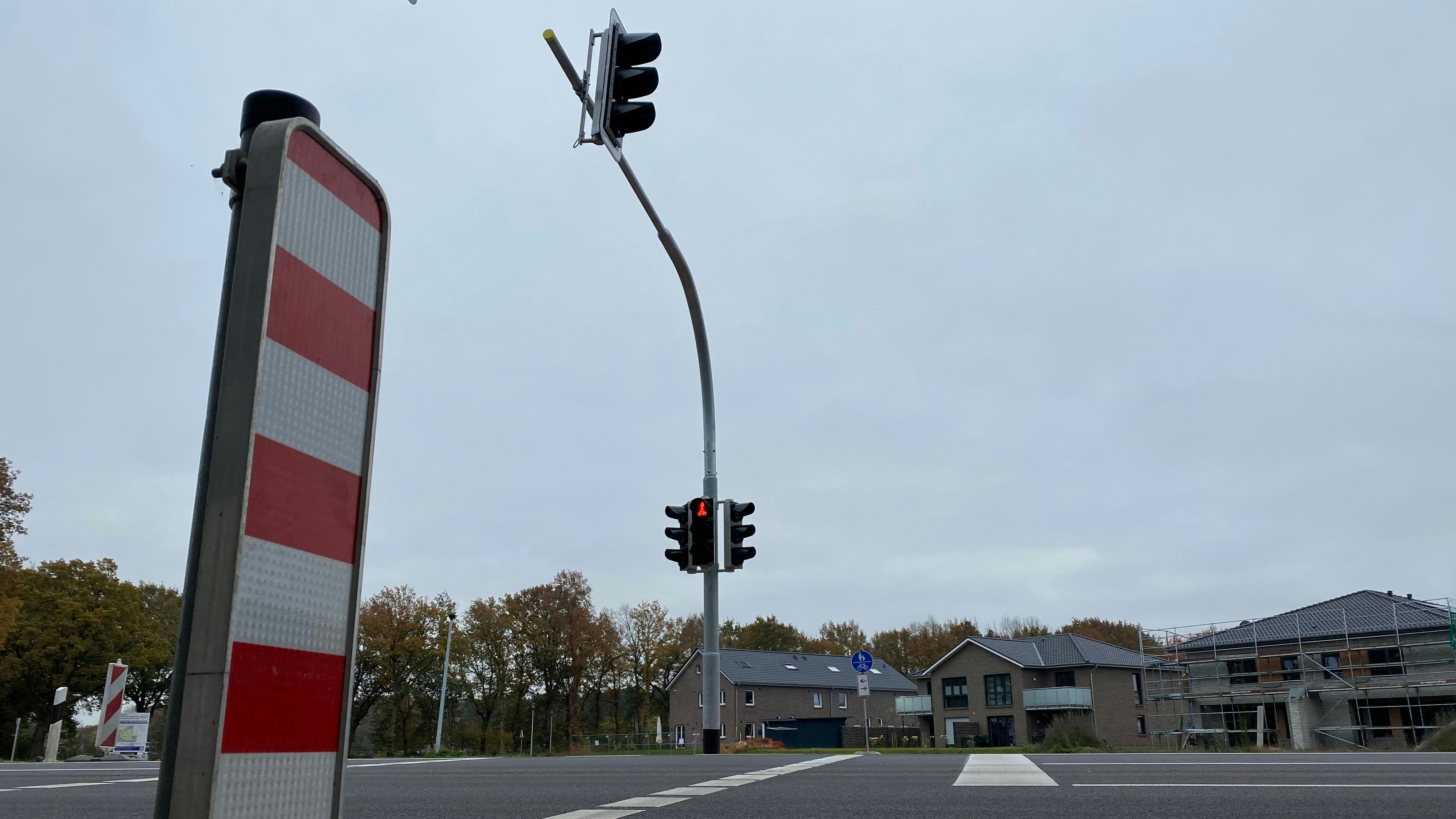 Wird noch mit einer LED-Tafel ausgerüstet: die Ampelanlage, die für mehr Sicherheit an der Jägerstraße sorgen soll. Foto: Wimberg