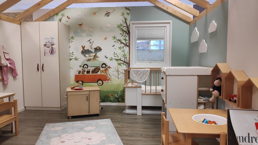 Schick: Ein Kinderzimmer mit von Mitarbeitern des Andreaswerks hergestellten Möbeln und kleinen Plissees. 