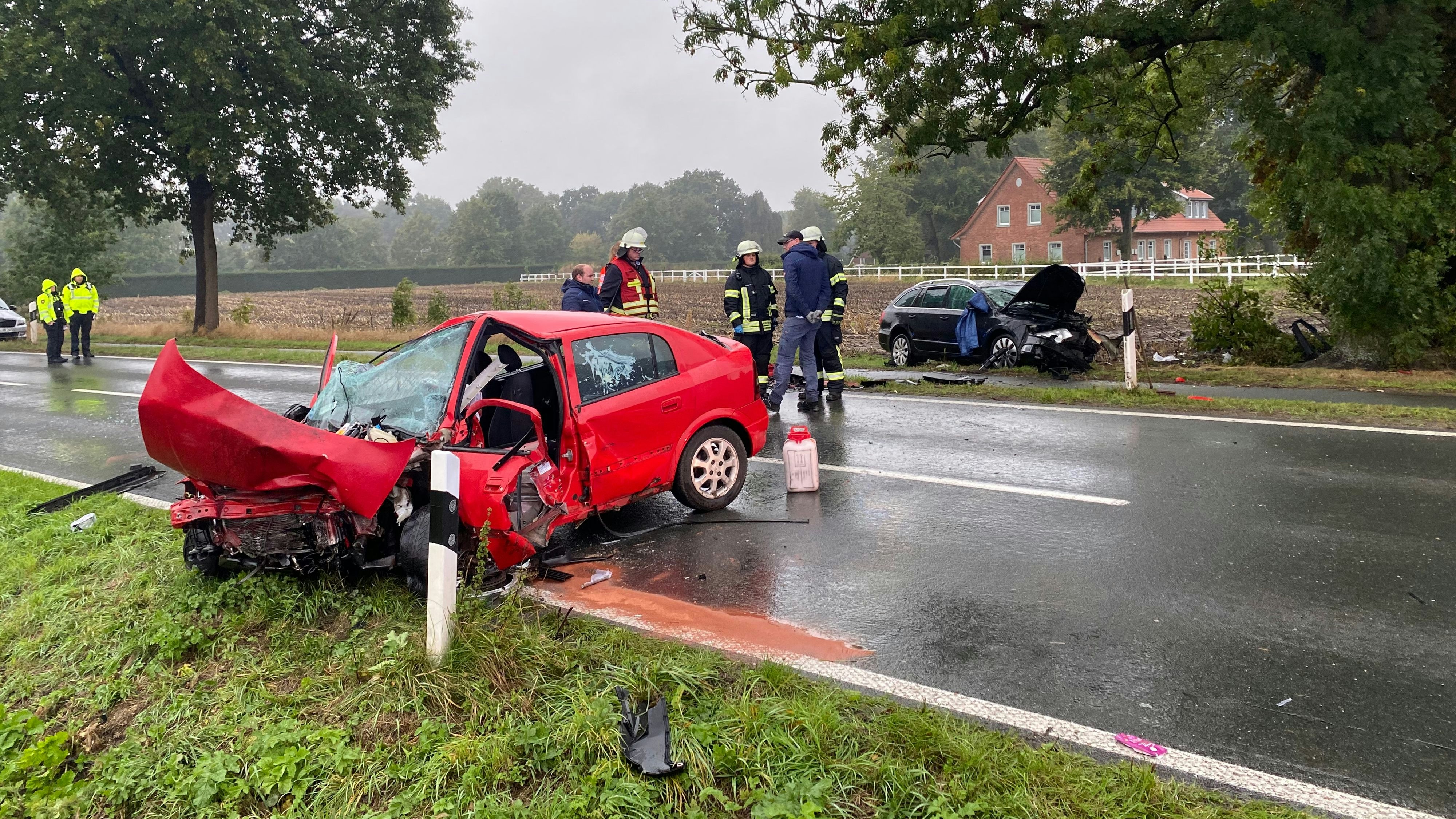 Frontal zusammengestoßen: Für den Fahrer des roten Opel Astra kam jede Hilfe zu spät. Er starb am Unfallort. Foto: Kaiser