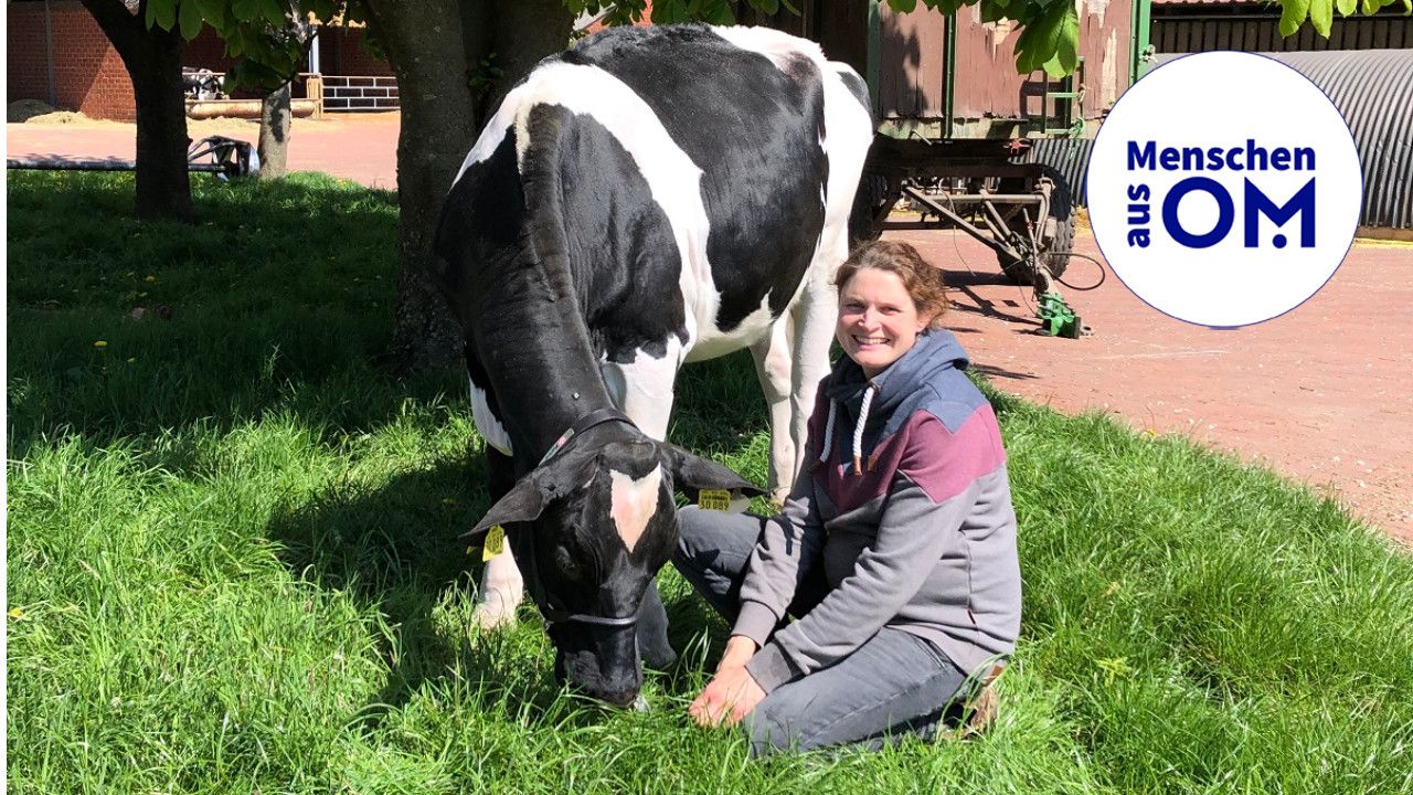 Mit den Milchkühen auf Tuchfühlung: Anna Meyer hat viel Freude an der Arbeit draußen und mit den Tieren. Foto: Meyer