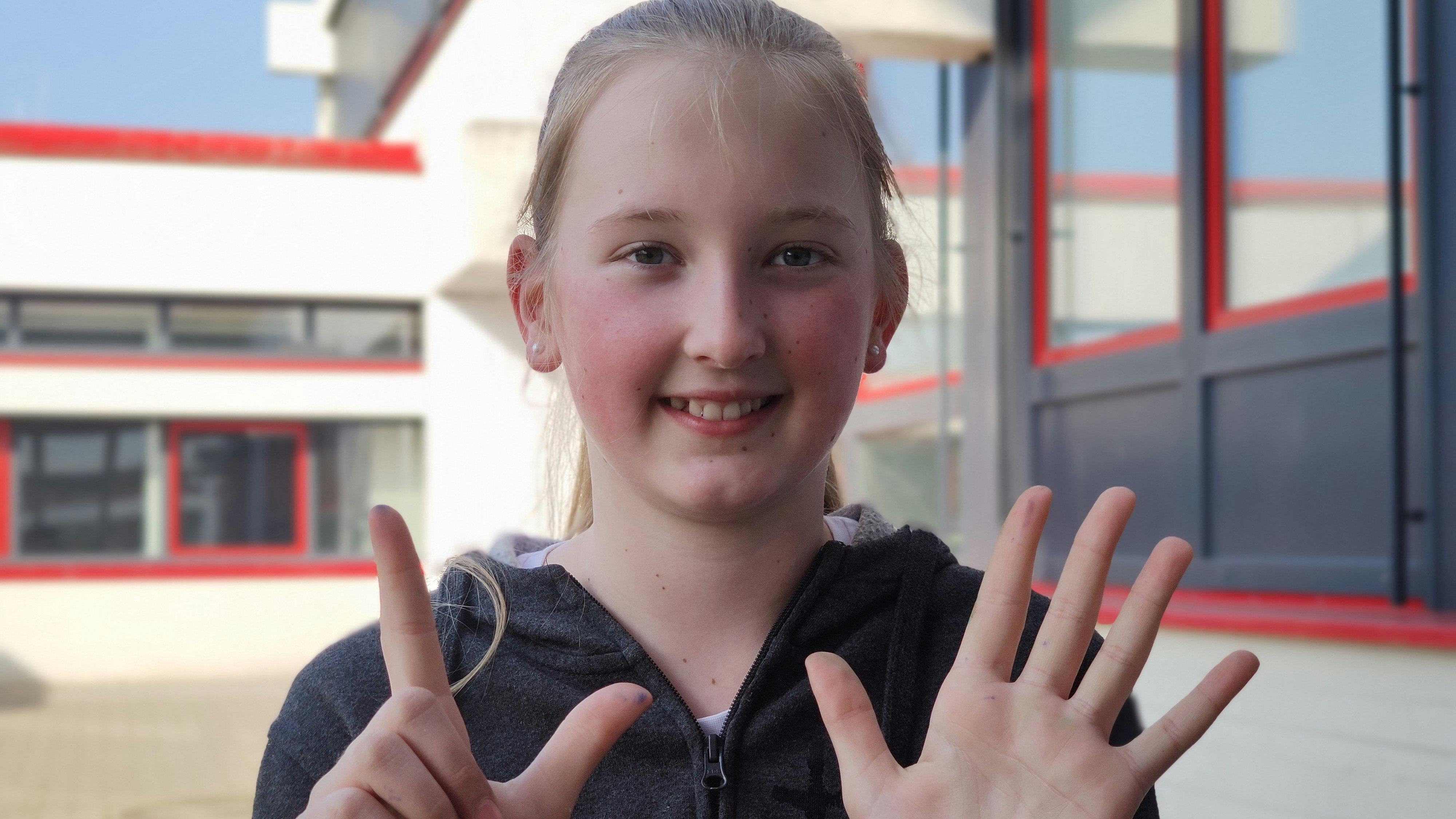 Sieben auf einen Streich: Als einziges Mädchen erläuft Anna Ruholl sieben Runden für einen guten Zweck. Foto: Oberschule / Röttgers