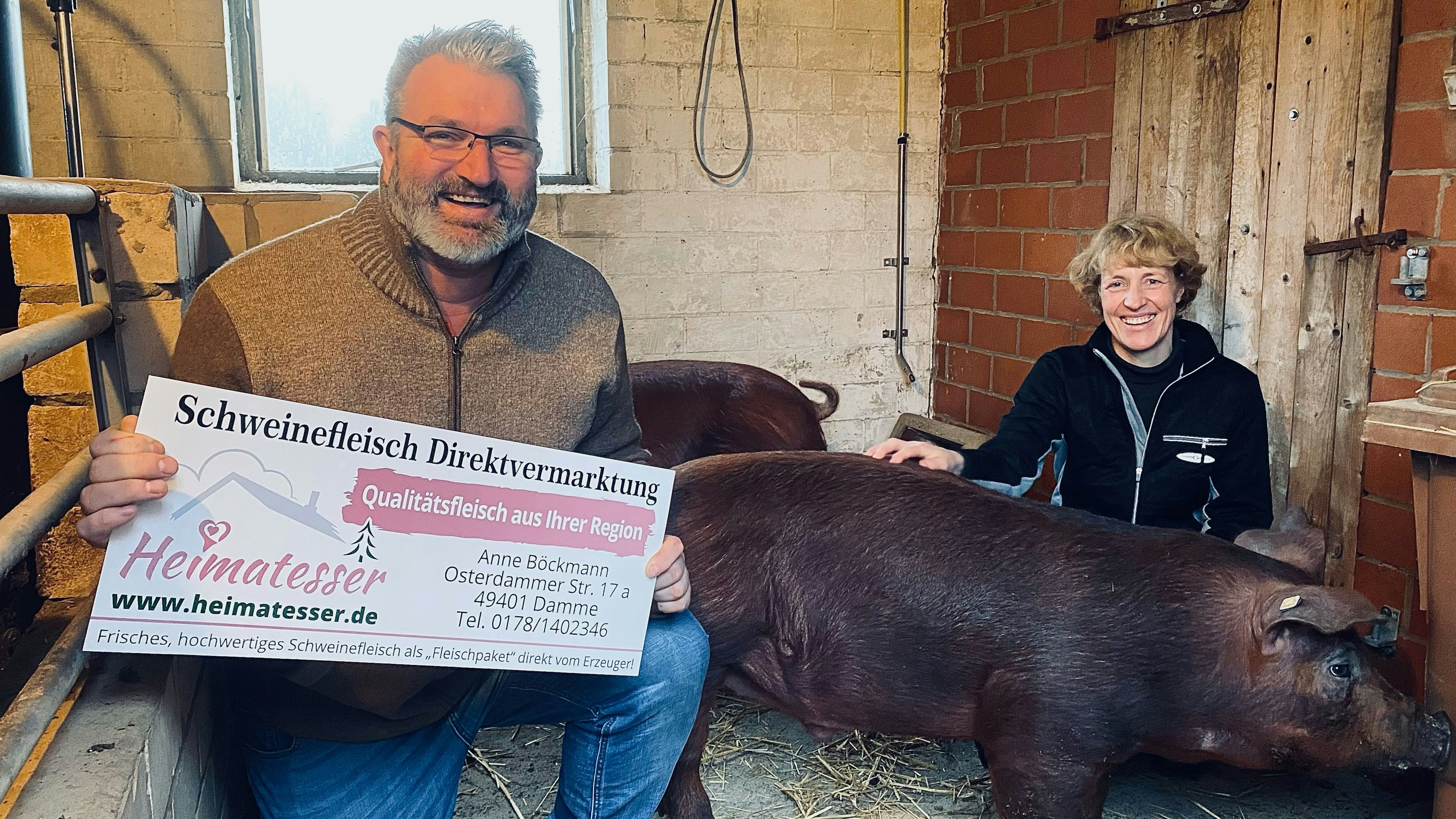Haben auch Spezialrassen im Angebot: Anne Böckmann (rechts) betreibt mit ihrem Lebensgefährten Christian Wehe die Schweinefleisch-Direktvermarktung "Heimatesser" in Damme. Foto: Bergmann