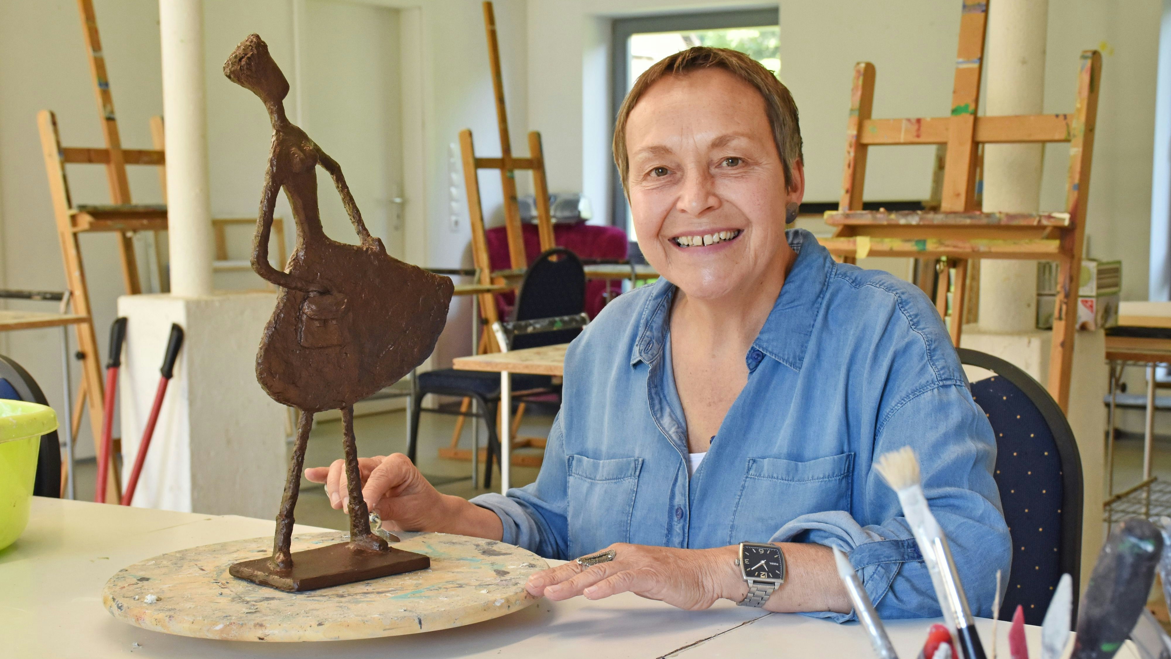 Kunst ist ihre Leidenschaft: Die Freude ist bei Anne Hollmann groß, dass sie die Skulptur für die Verleihung der „Zukunftsmacherin 2022“ kreieren durfte. Foto: Tanja Schulte-Saß