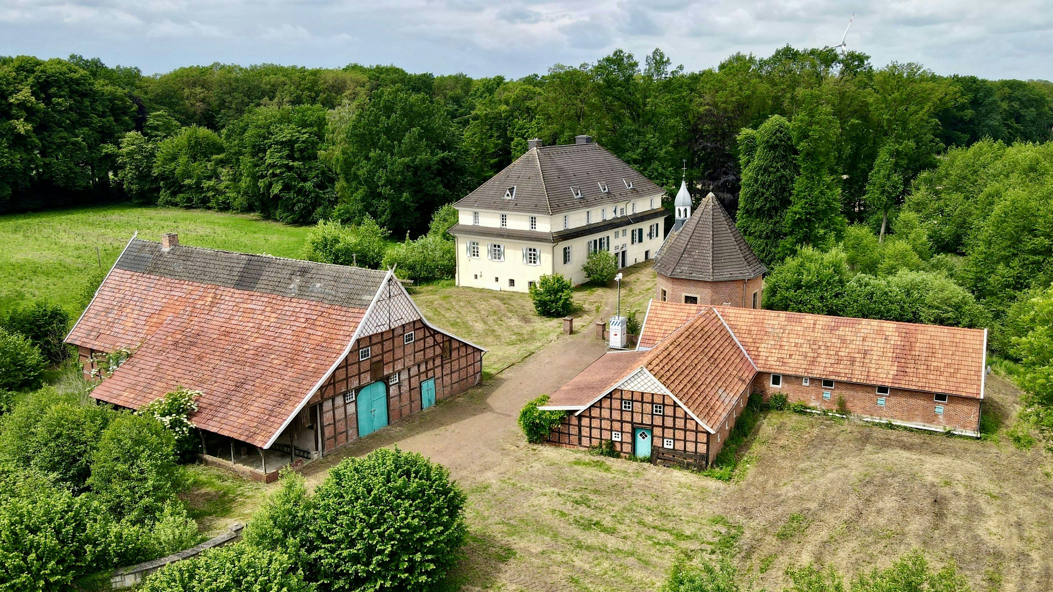 Ein beeindruckendes Anwesen: Das Gut Ihorst mit Kapelle, Café und Scheune. Foto: Fabrewitz/Haskamp Immobilien