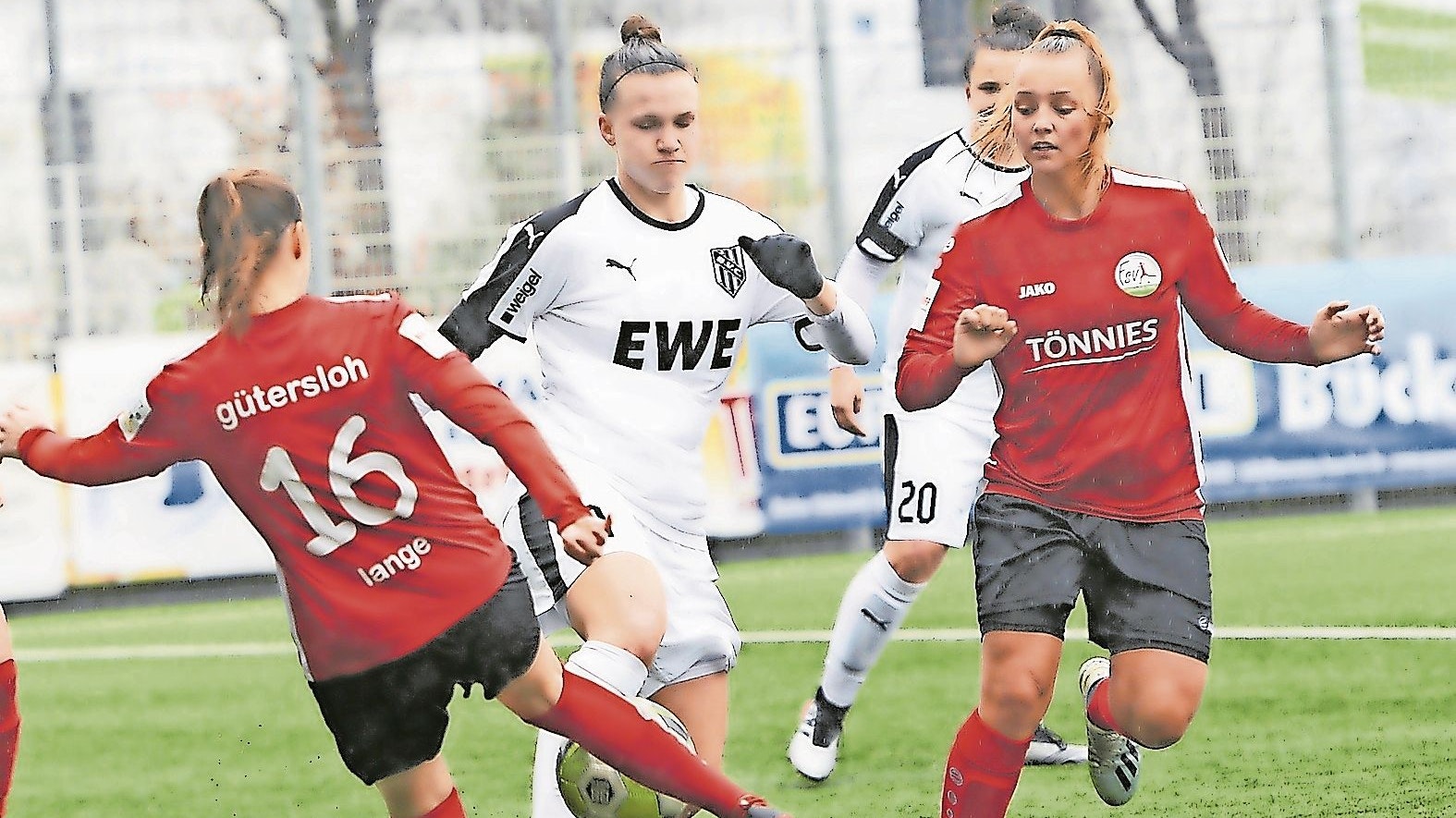 Guter Auftakt: Nadine Anstatt (in Weiß) und Nora Clausen (im Hintergrund, halb verdeckt) zogen mit ihrem neuen Verein, dem 1. FC Saarbrücken, in die zweite Runde des DFB-Pokals ein. Foto: Langosch