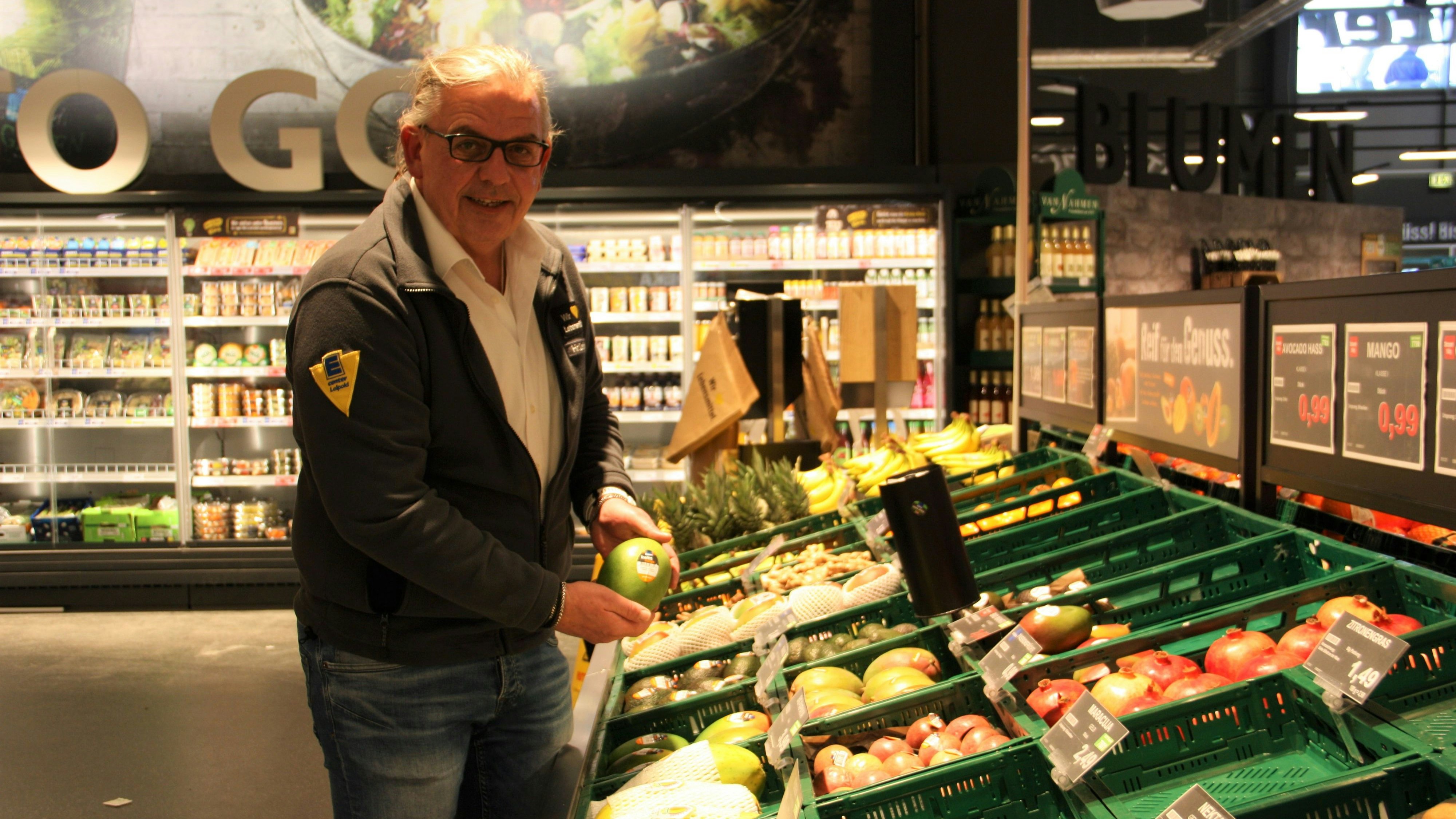 Bereitet die Obst- und Gemüseabteilung vor: Inhaber Carsten Leipold. Foto: Bernhardt