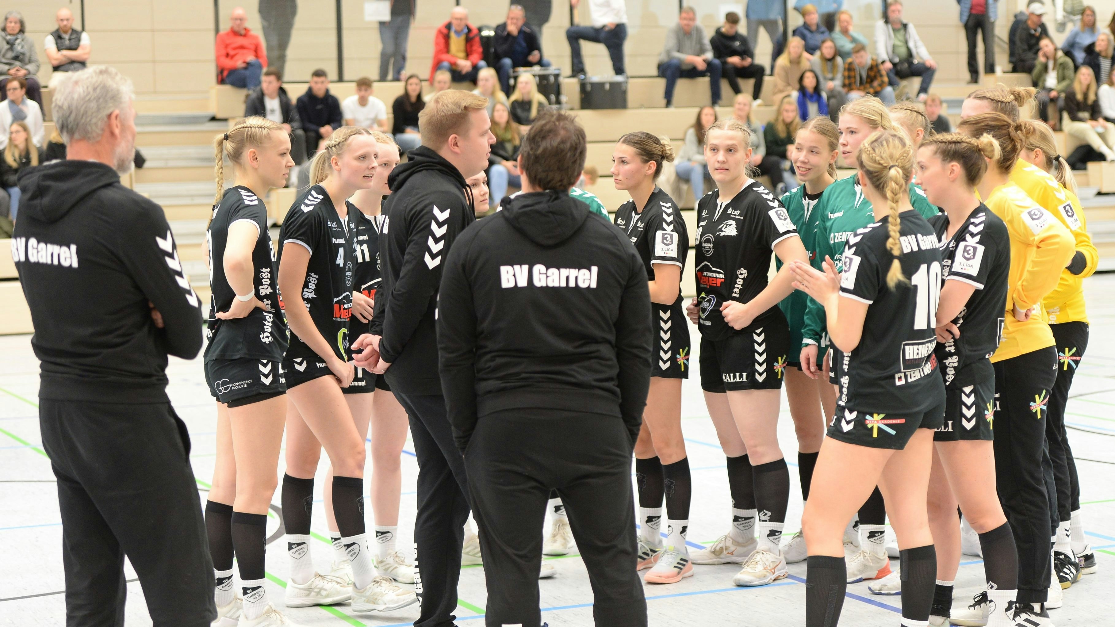 VergeblichesWarten: Wei die Schiedsrichter nicht erschienen waren, fiel das Spiel der Garreler Handballfrauen beim VfL Oldenburg II aus. Foto: Langosch