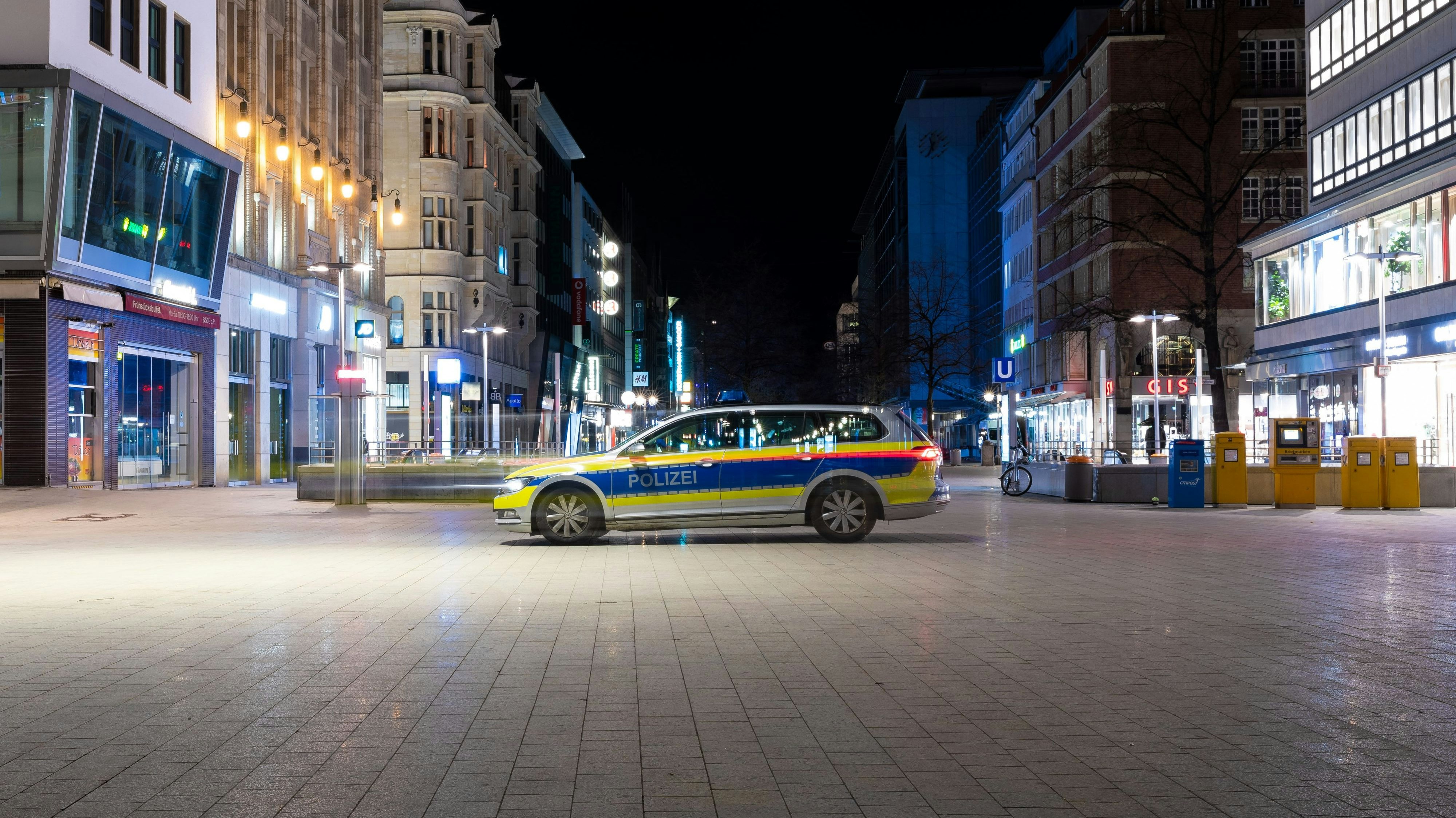 Ein Polizeifahrzeug steht in der Innenstadt von Hannover und überwacht die Einhaltung der Ausgangssperre. Foto: dpa / Frankenberg