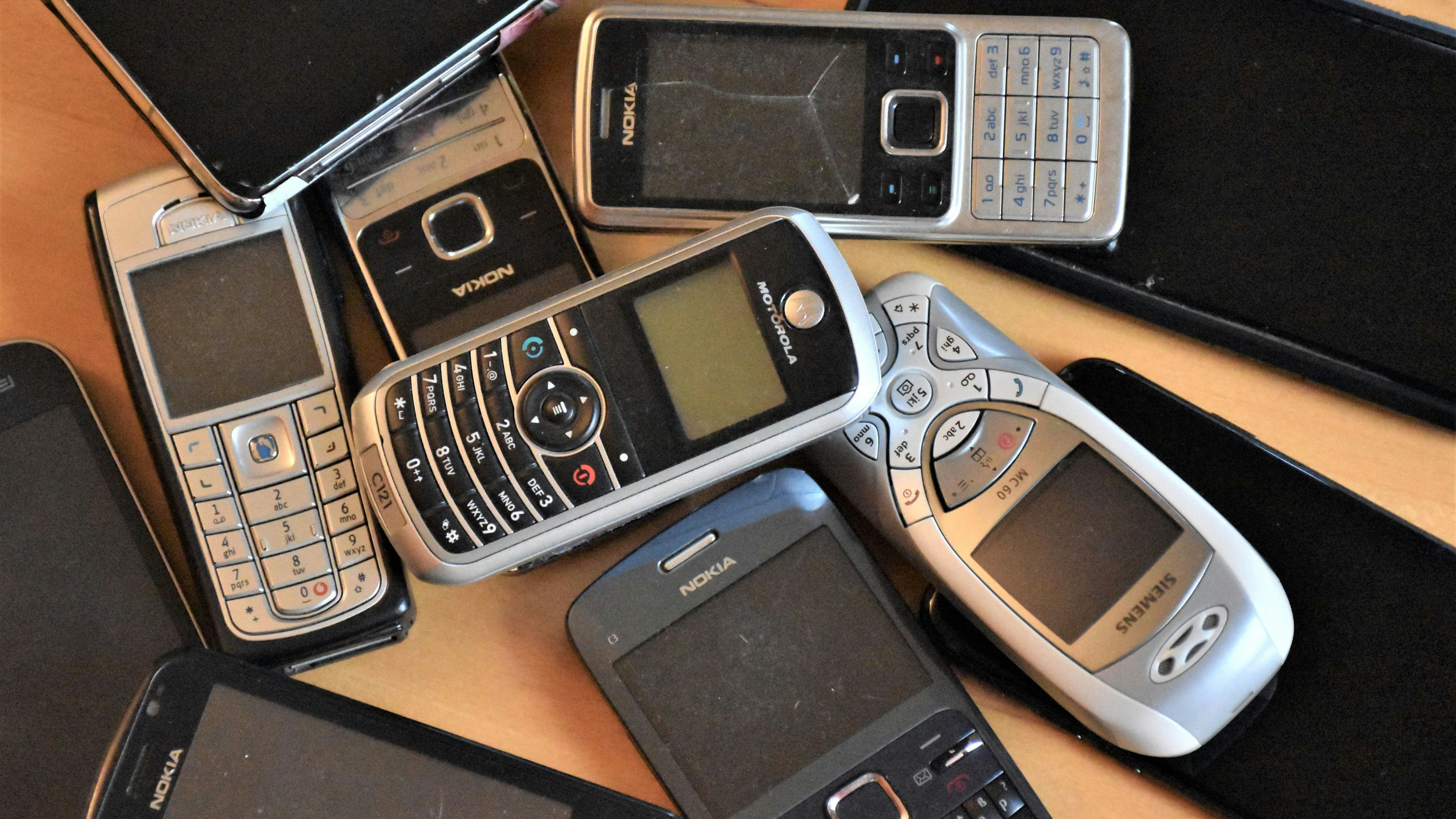 Nicht entsorgt: Laut Bitkom verstauben 206 Millionen Handys in deutschen Schubladen. Foto: Kühn