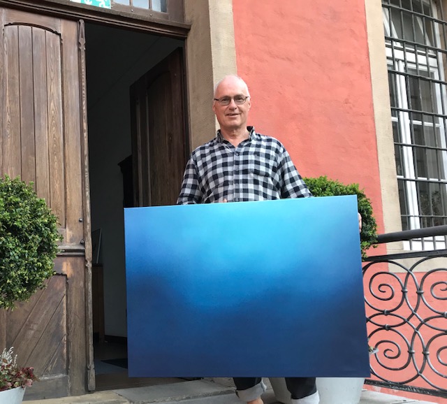 Mit einem seiner Werke: Michael Schildmann zeigt in der JVA für Frauen in Vechta seine Ausstellung „Blau“. Foto: Huckemeyer