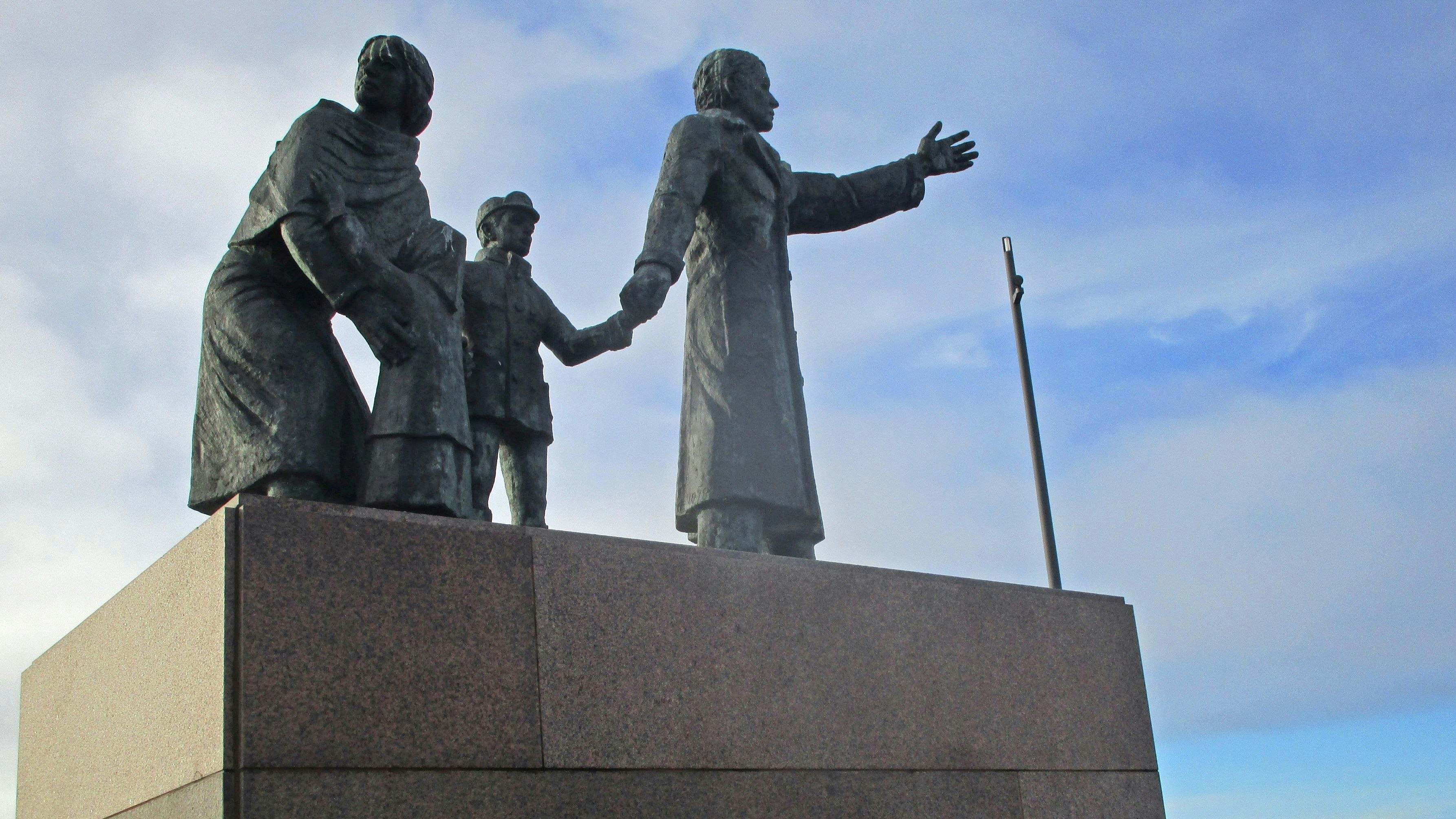 Das Auswandererdenkmal in Bremerhaven erinnert daran, dass zwischen 1830 und 1870 mehr als 7,2 Millionen Europäer über Bremerhaven nach Amerika ausgewandert sind. Das 1986 von Frank Varga geschaffene Denkmal steht am Seebäderkaje. Foto: Dräger