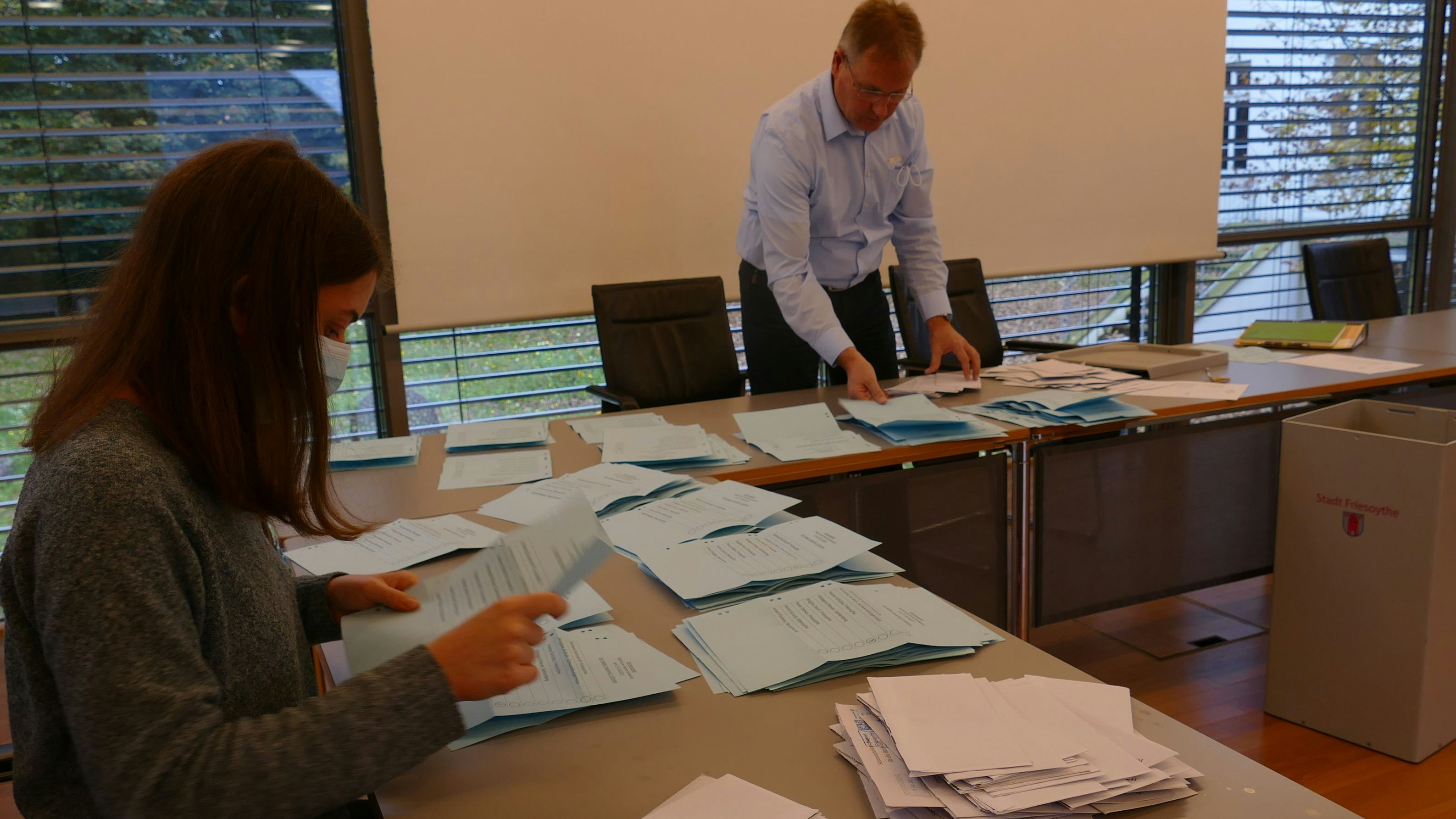 Und noch eine Wahl: 668 Stimmzettel für die Wahl zum Seniorenbeirat&nbsp; zählten Mitarbeiterinnen und Mitarbeiter der Stadtverwaltung am Mittwochmittag aus. Foto: Stix