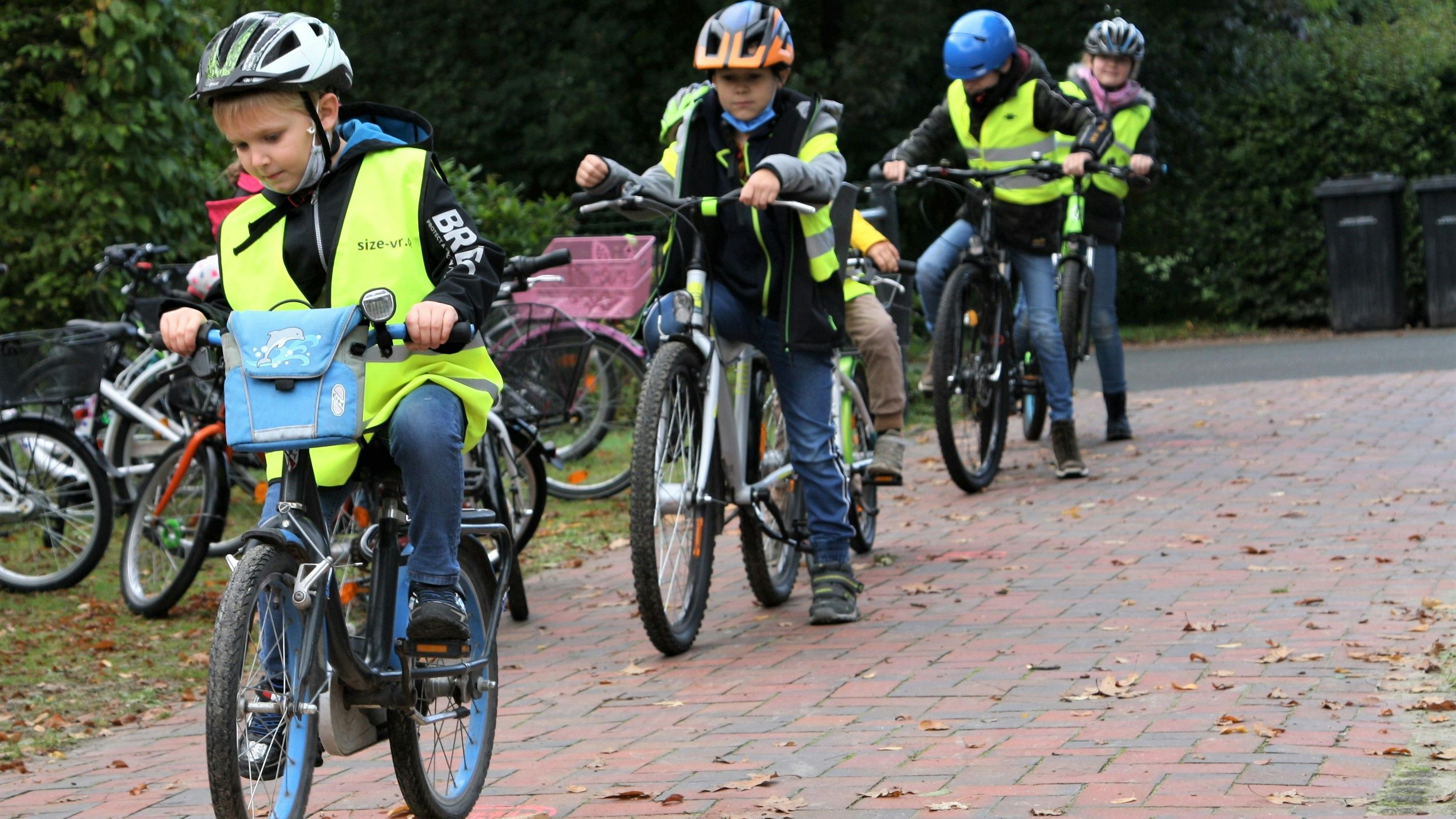 Sicher über die Wippe: Die Schulkinder zeigen am Fahrradtag im Parcours ihr sicheres Können. Foto: Pille
