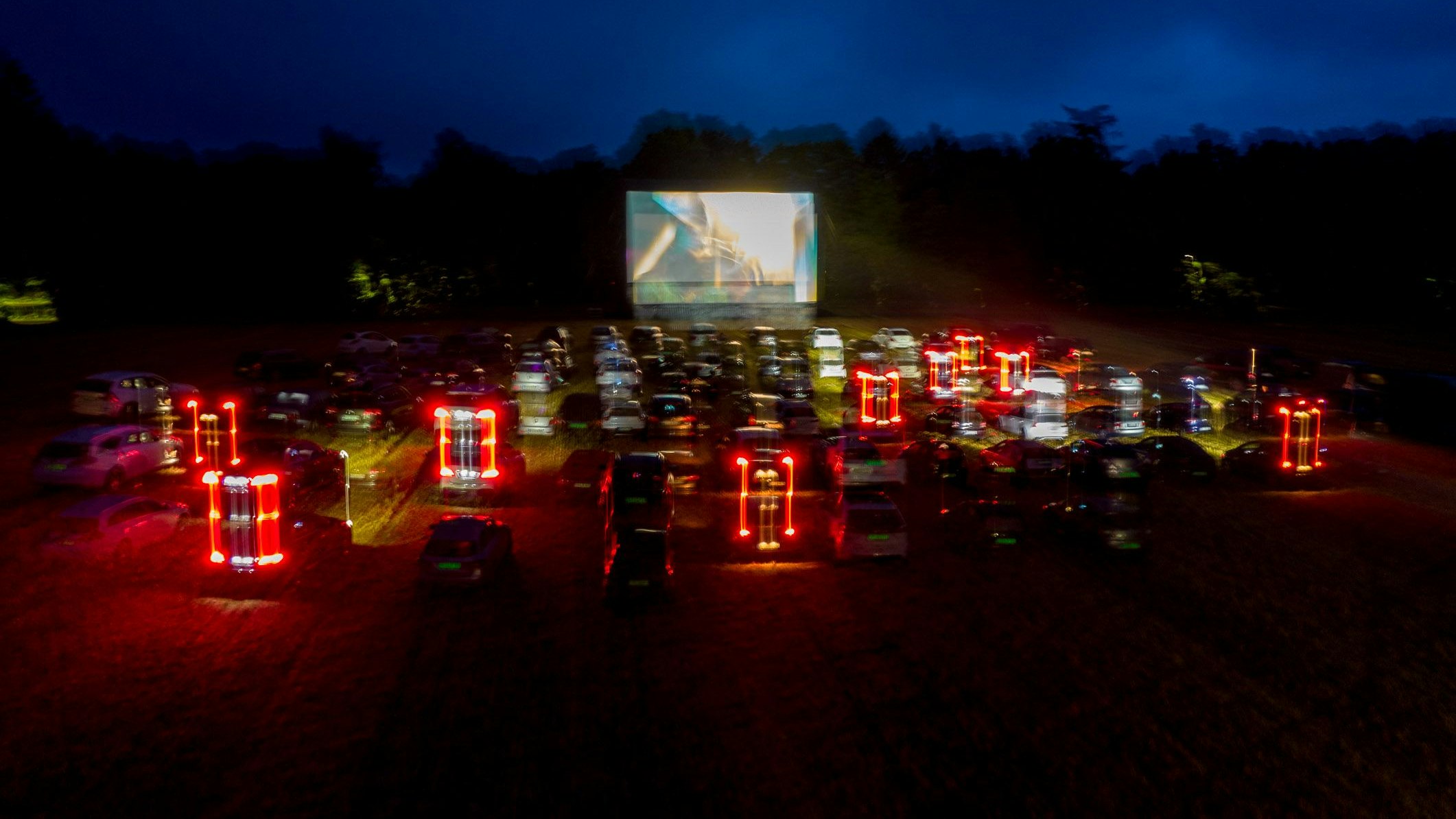 Filmatmosphäre im Abenddunkel: Mehrere 100 Besucher nutzten am Wochenende die Gelegenheit für einen Autokinoabend. Foto: Wenzel