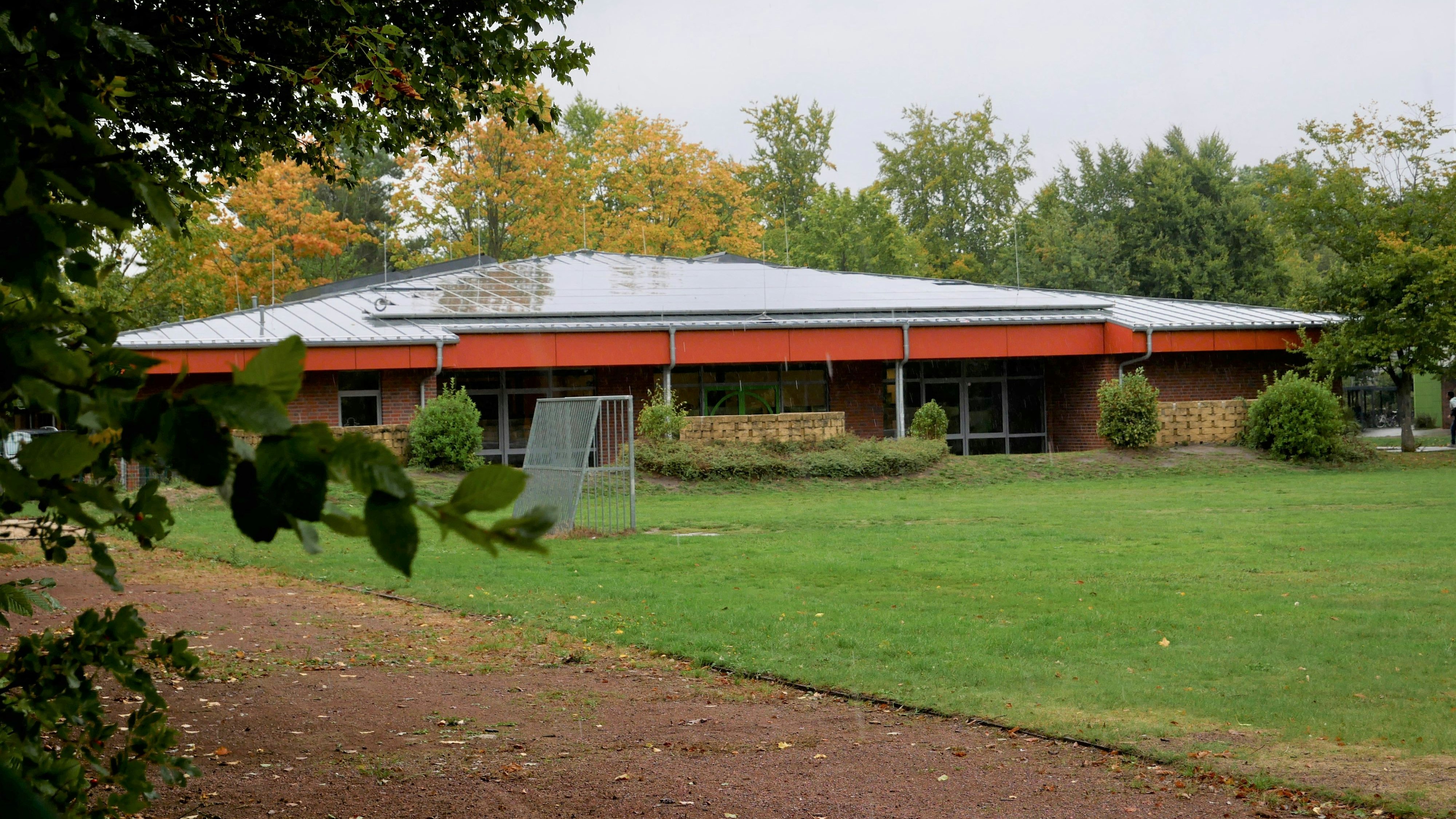 Ausbaufähig: Auf der Mensa der Grundschule Galgenmoor betreibt die Stadt Cloppenburg derzeit ihre einzige PV-Anlage. Foto: Dickerhoff