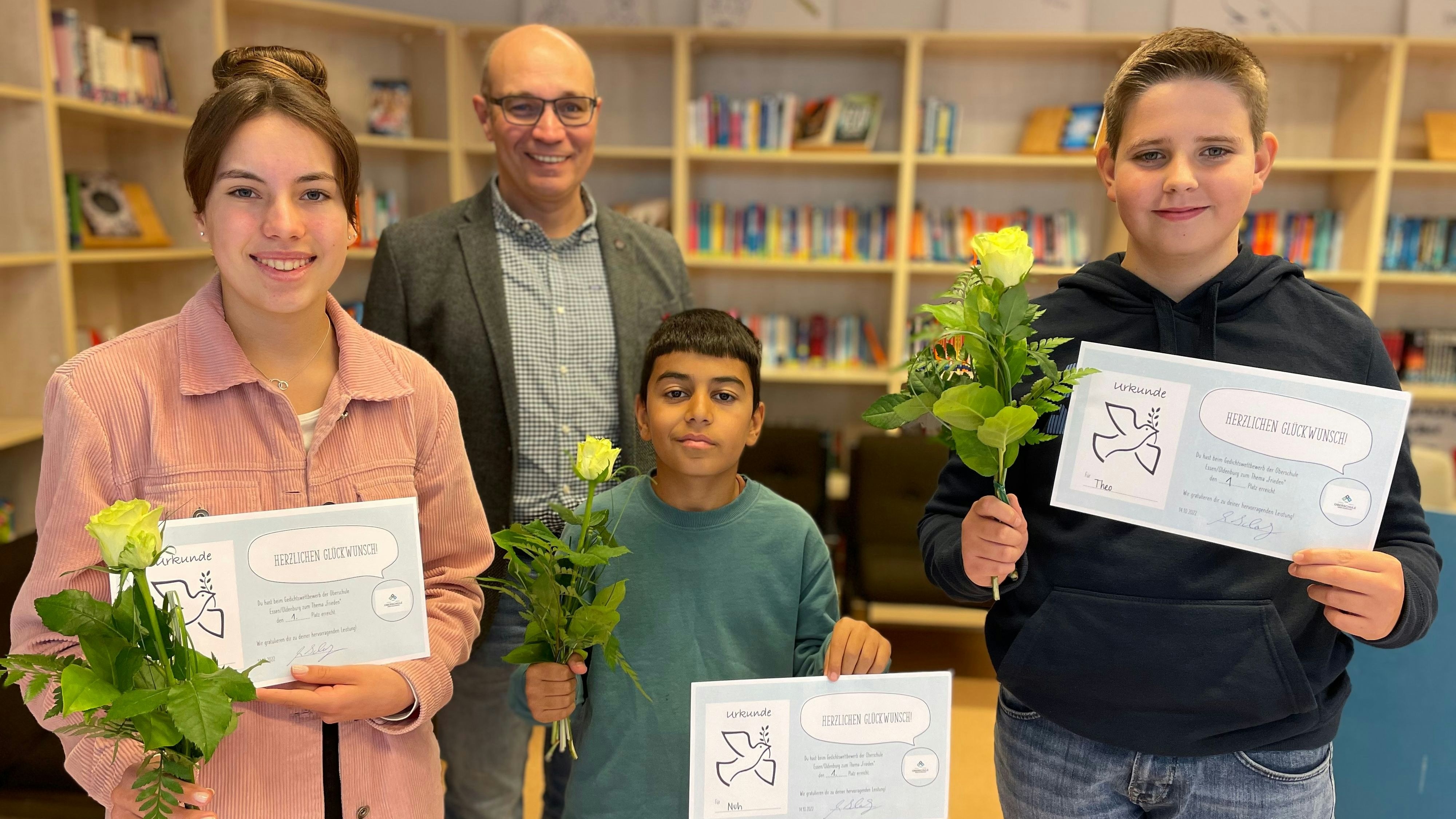 Stolze Gewinner (von links): Lina Vahrmann, Nuh Tahaibrahim und Theo Klünemann beeindruckten die Jury und Schulleiter Alexander Scherbring. Foto: G. Meyer