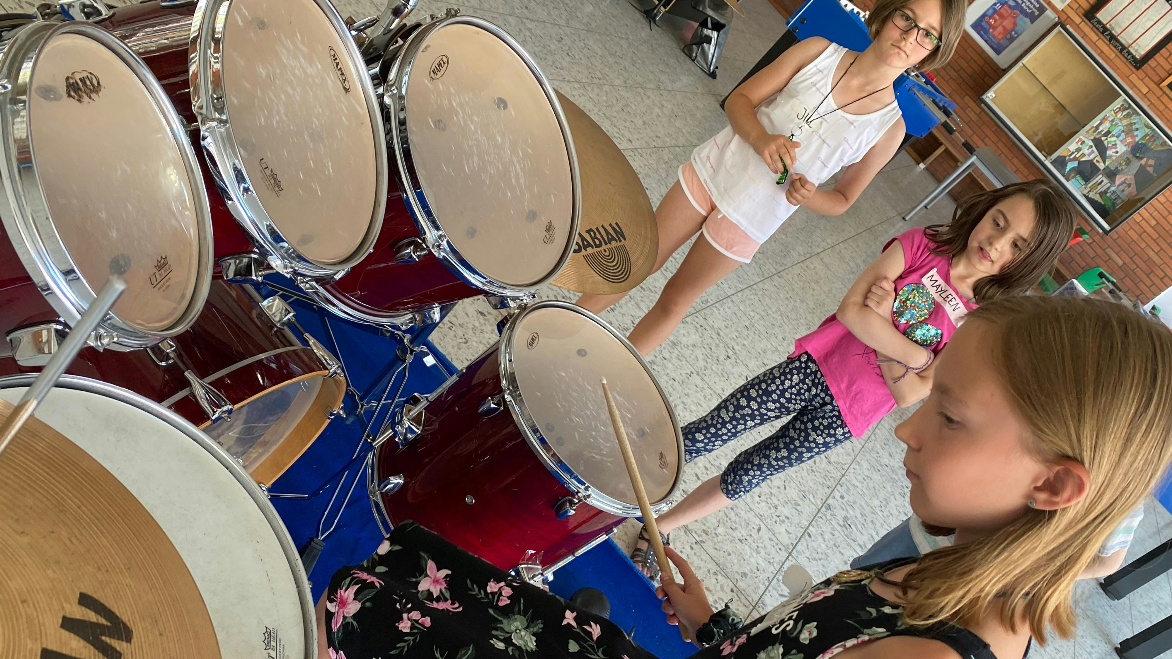 Am Schlagzeug: Hier bewiesen die Mädchen und Jungen Takt- und Rhythmusgefühl.&nbsp; Foto: Wimberg