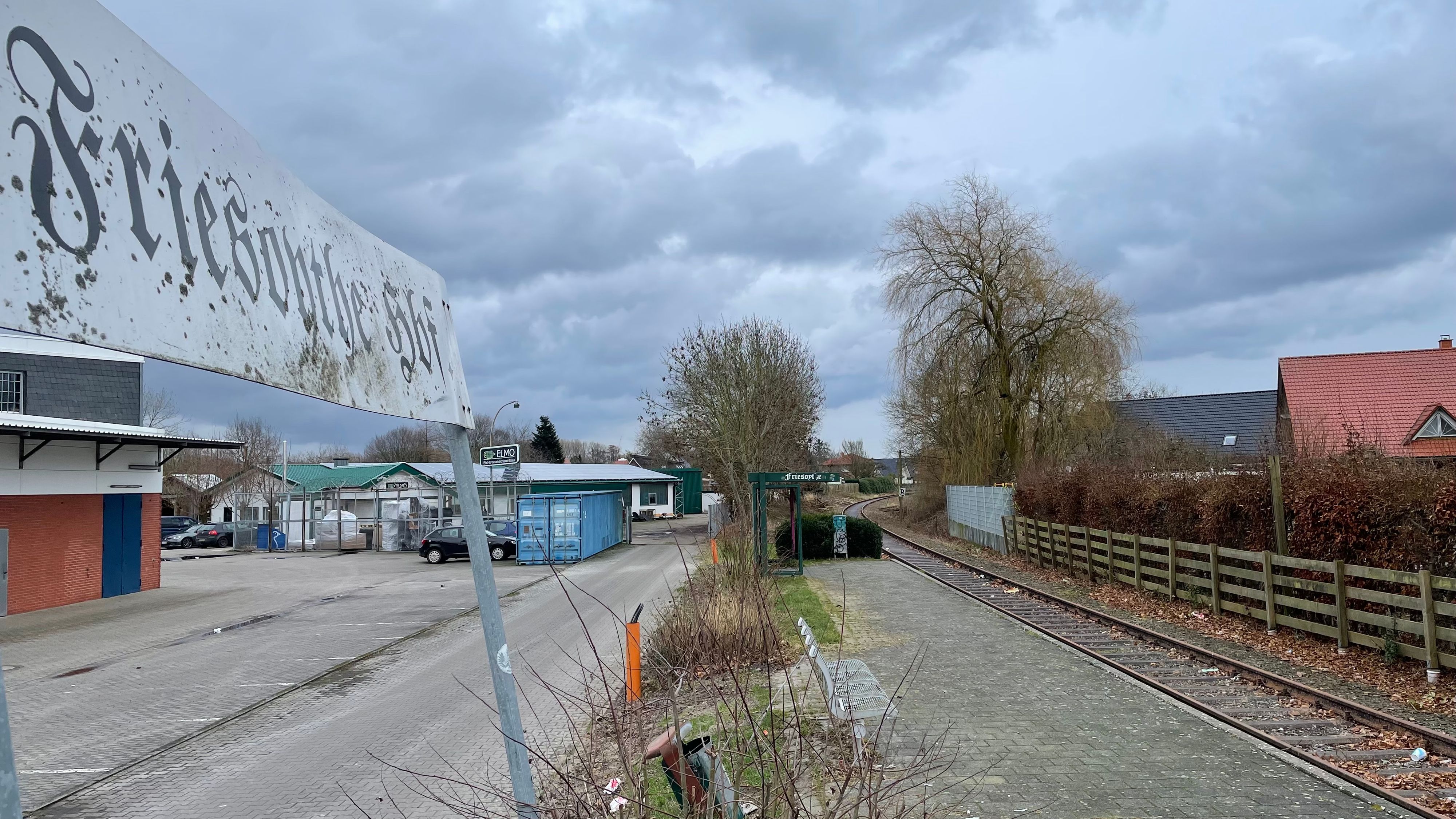 Endstation: Den Bahnhof und die Gleise gibt es noch, mehr aber nicht. Friesoythes Bürgermeister Sven Stratmann würde eine Reaktivierung der Bahnstrecke nach Cloppenburg begrüßen. Foto: Stix