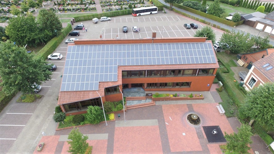 Ebenfalls im Eigentum der Genossenschaft steht die Photovoltaikanlage auf dem Dach des Bakumer Rathauses. Foto: Genossenschaft