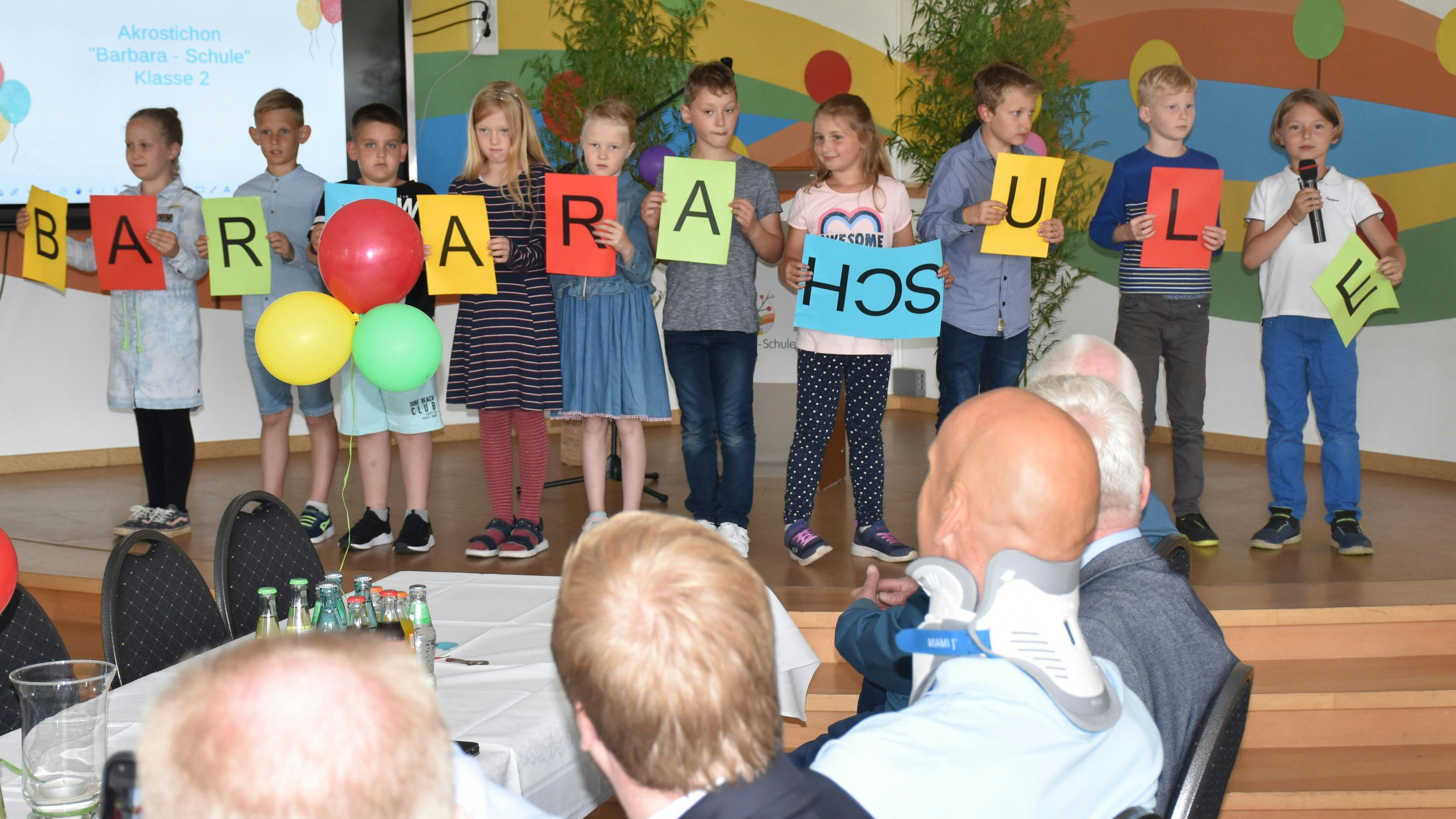 Großer Auftritt von kleinen Schülern: Die Zweitklässler der Barbara-Schule tragen ihr Akrostichon – eine Gedichtform – souverän vor. Foto:
