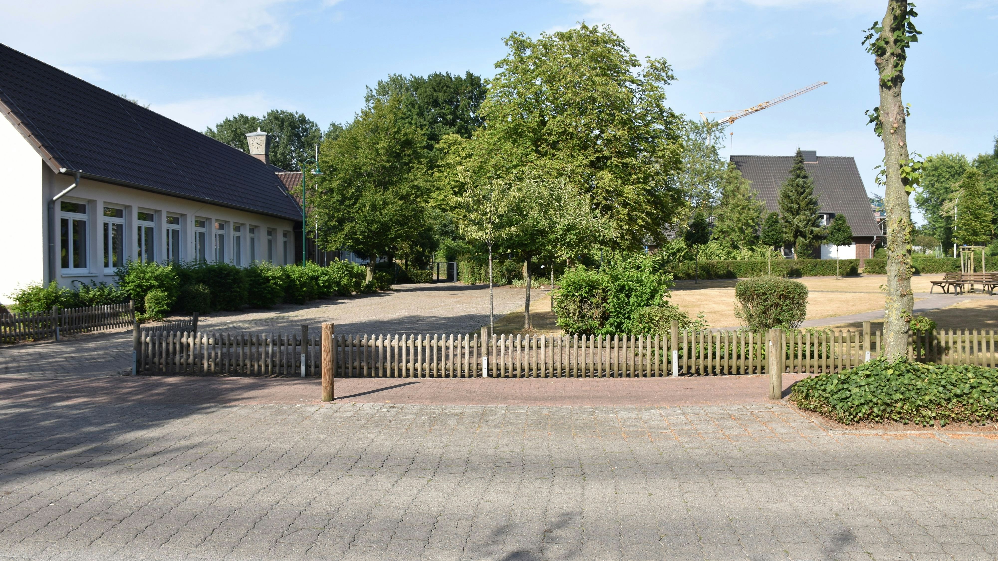 Neue Anbau-Option für die Barbara-Schule: Die Gemeinde Holdorf hat das Grundstück am Steinfelder Damm 5 (hinten, rechts) erworben. Foto: Böckmann