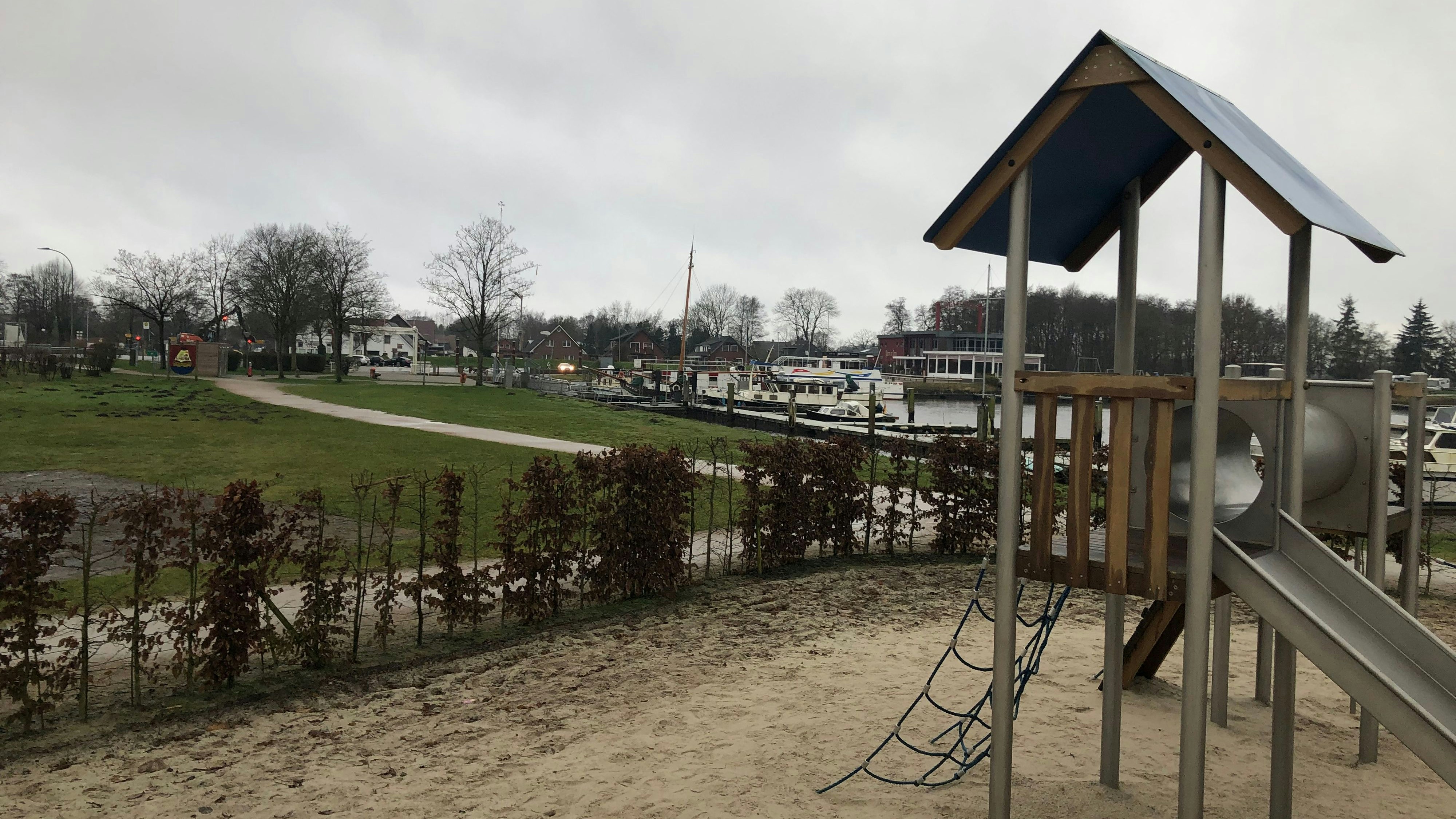 Der Traumspielpark am Barßeler Hafen: Auf der Grünfläche sollen eine Seeterrasse und ein Kiosk errichtet werden. Foto: Zein