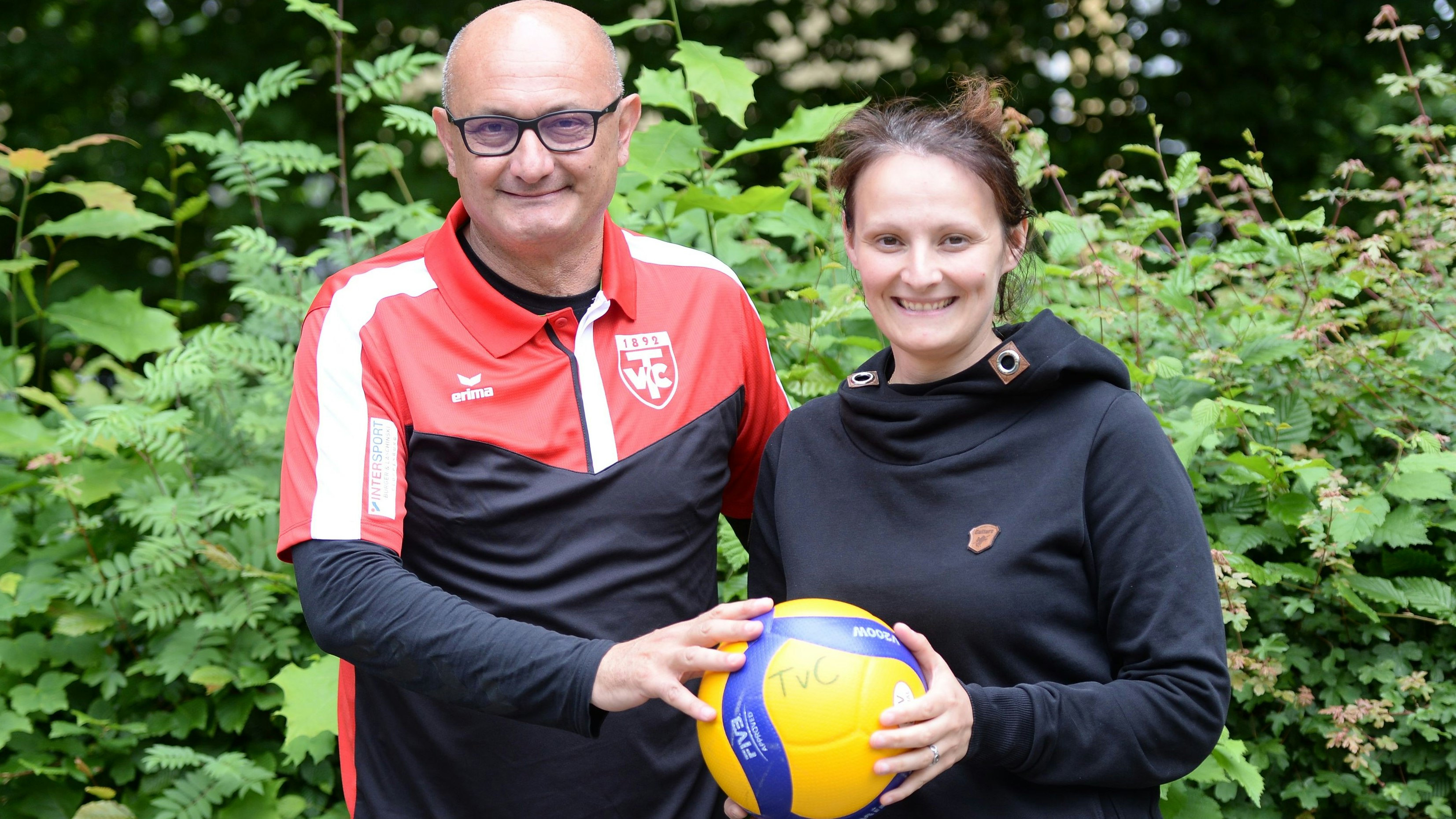 Benvenuto: TVC-Volleyballabteilungsleiterin Natalie Hinxlage freut sich, dass Fabio Bartolone neuer Trainer der Cloppenburger Drittligafrauen wird. Foto: Langosch