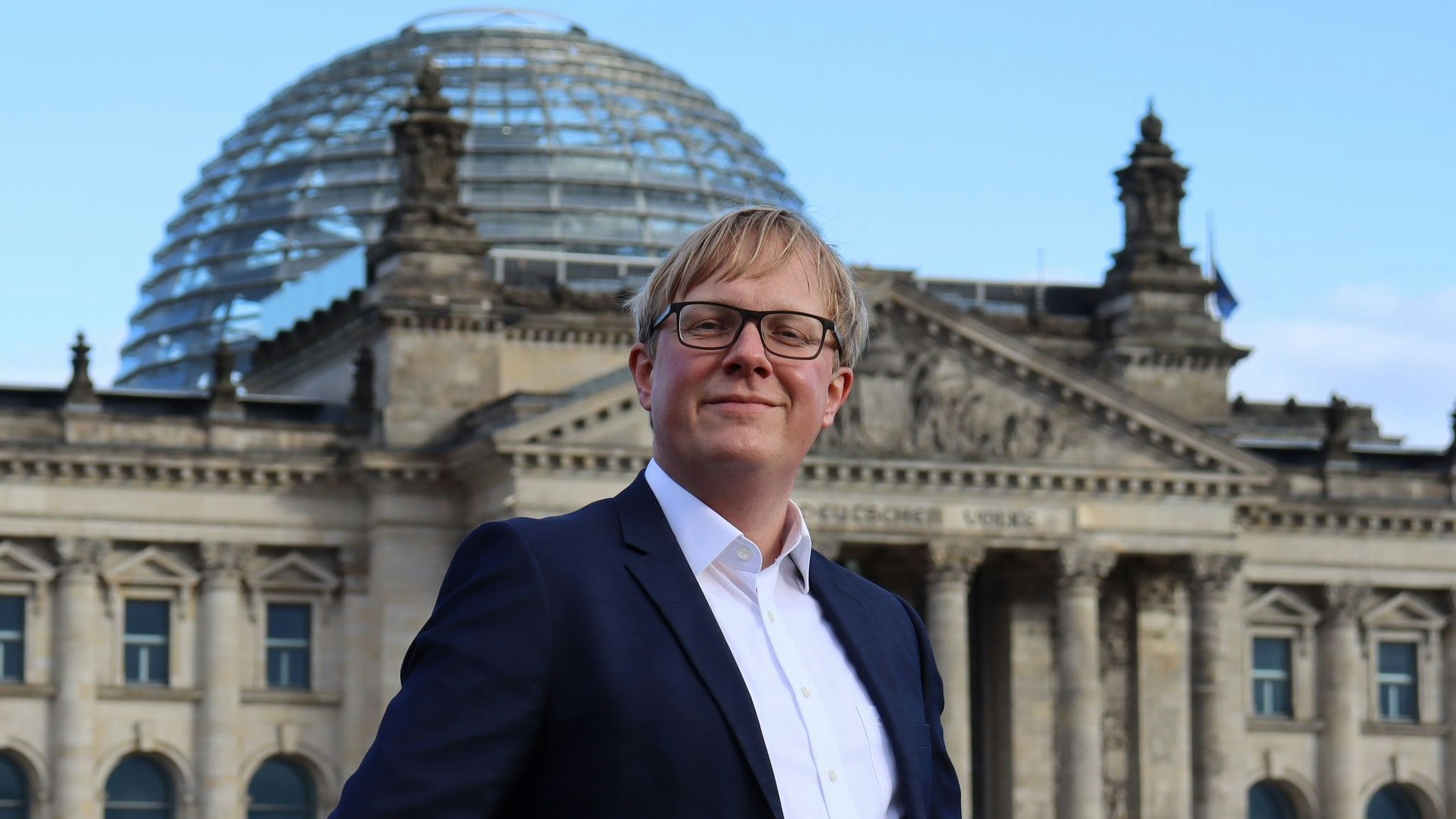In Berlin angekommen: Der neue Bundestagsabgeordnete Alexander Bartz (SPD) vor dem Reichstagsgebäude. Foto: Bartz
