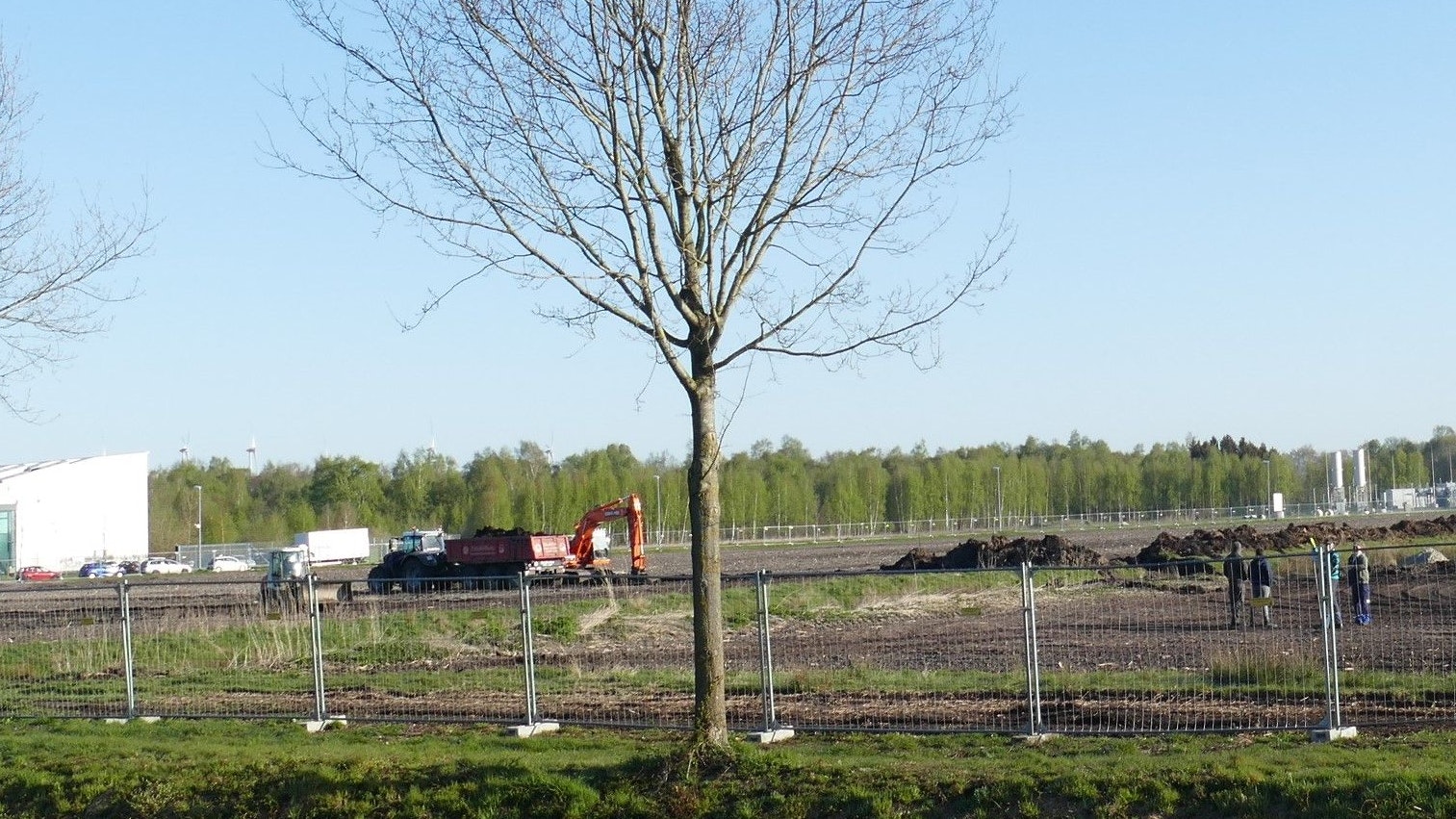 Baubeginn: Der Bauzaun rund um das 13,5 Hektar große Gelände für die Biomethananlage der Firma Revis steht. Bagger haben mit den Erdaushubarbeiten begonnen. Foto: Stix