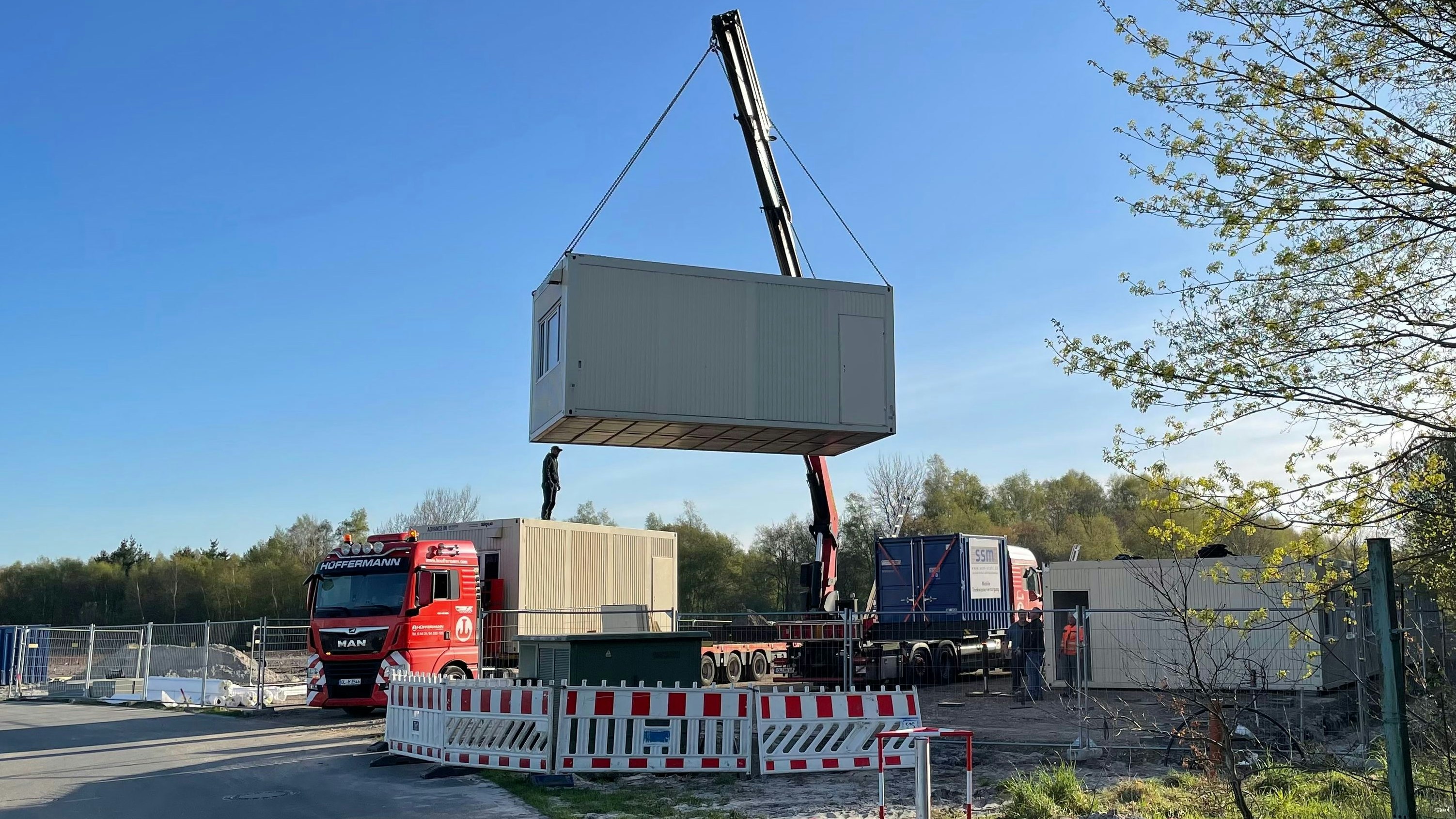 Die Revis Bioenergy aus Münster hat vor knapp 3 Wochen mit dem Bau der geplanten Biomethan-Anlage am C-Port begonnen. Das Gewerbeaufsichtsamt hatte unter Auflagen die Genehmigung dazu erteilt. Derzeit wird geprüft, ob Rechtsmittel dagegen Erfolgschancen haben. Foto: Stix