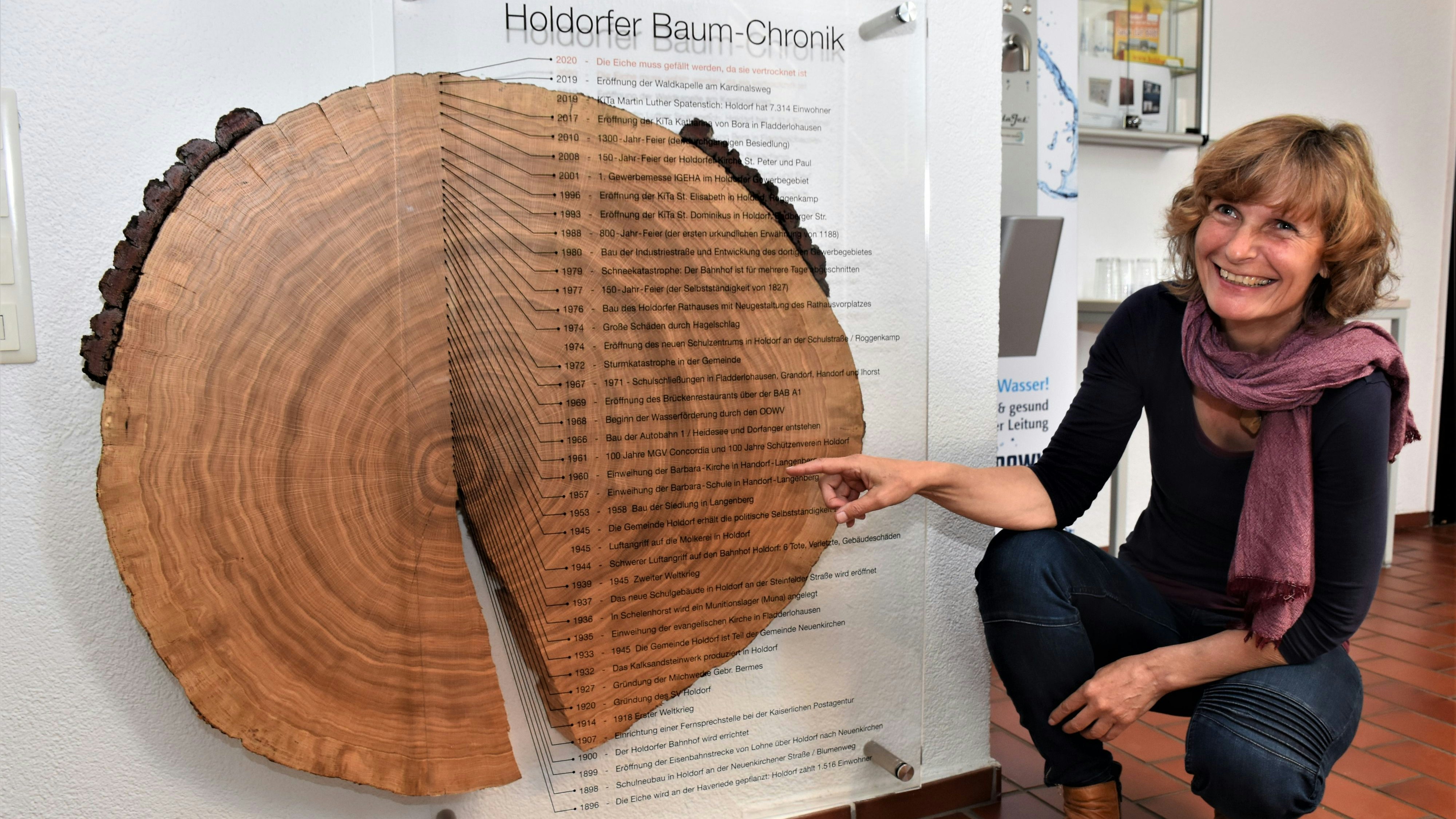 Sehr zufrieden mit dem Resultat: Die Holdorfer Künstlerin Marion Krause entwarf das Design für die Baumchronik. Foto: Böckmann