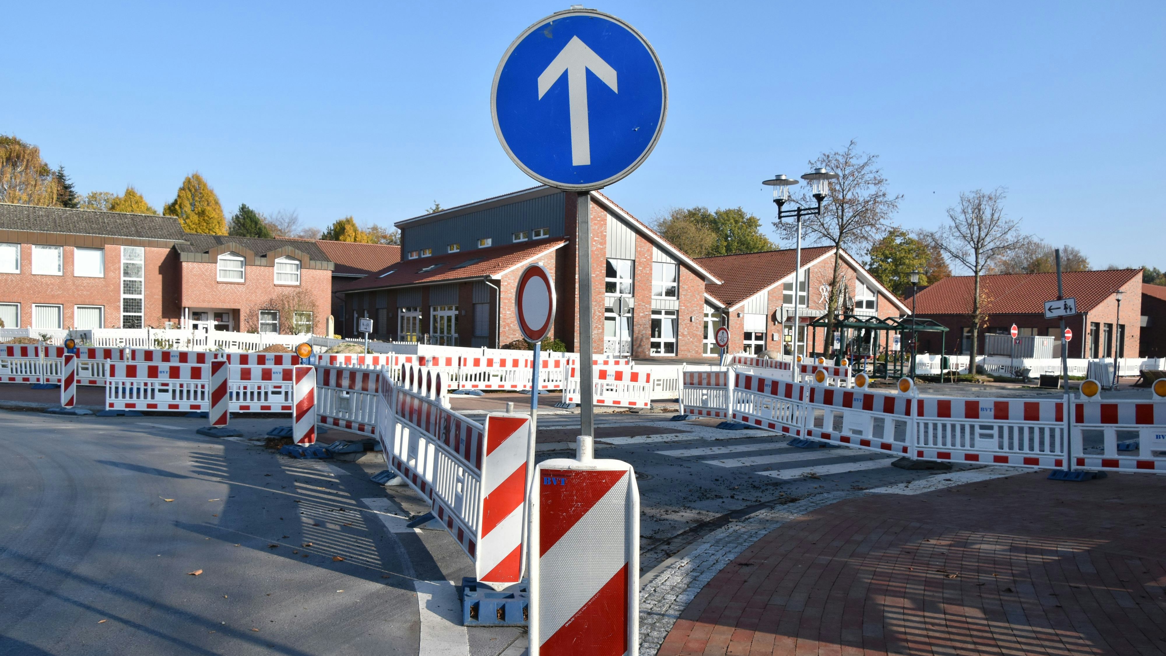 Noch kein Weiterkommen: In dieser Woche ist die Garreler Straße vom neuen Kreisel bis zur Jägerstraße noch gesperrt. Foto: Hahn